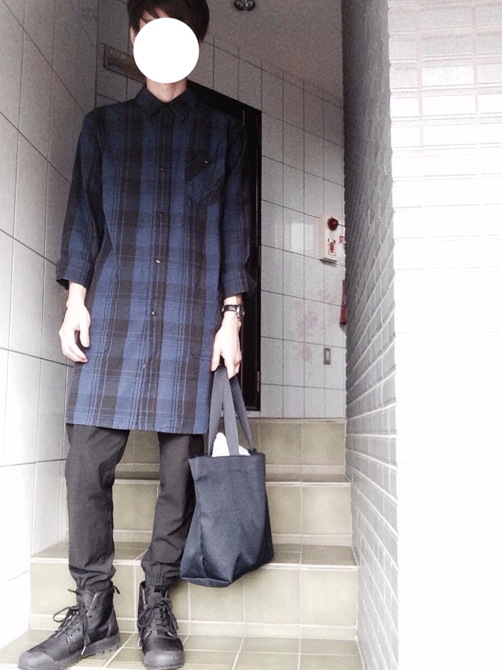 「シンプル、秋のコーデ、ロングシャツ、チェックシャツ」｜「COLONY 2139の先染 チェックロングシャツ（シャツ/ブラウス、ブルー系）」を使った、タッキーさん（メンズ・175cm）の秋コーディネートの1枚目の写真