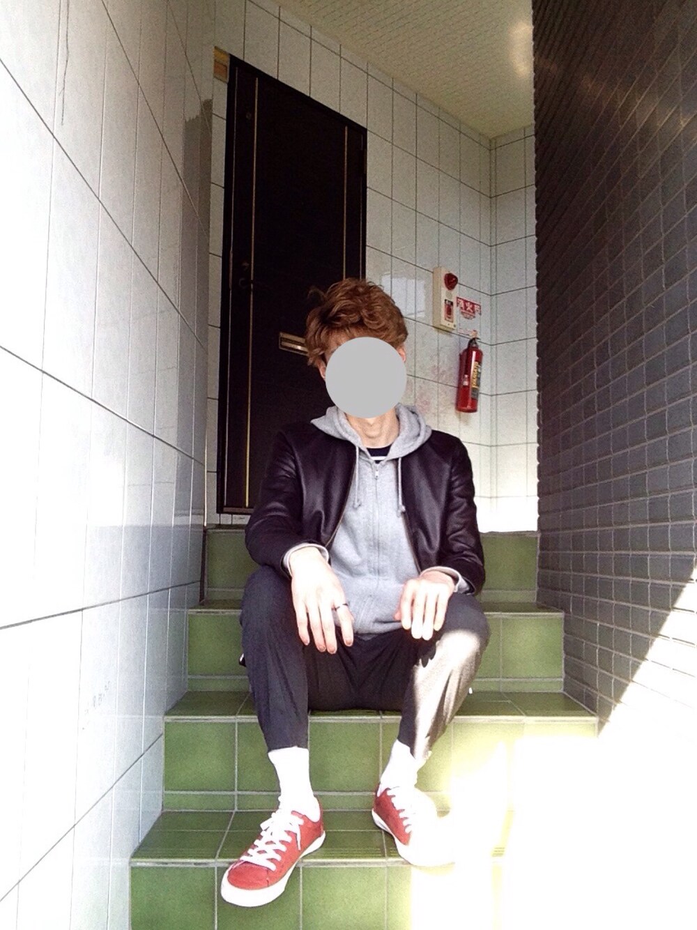 「シンプルコーデ、春、大人カジュアル、converse、ユニクロ、ライダース」｜「CONVERSEのCONVERSE/コンバース ジップパーカー （パーカー、グレー系）」を使った、タッキーさん（メンズ・175cm）の春コーディネートの1枚目の写真