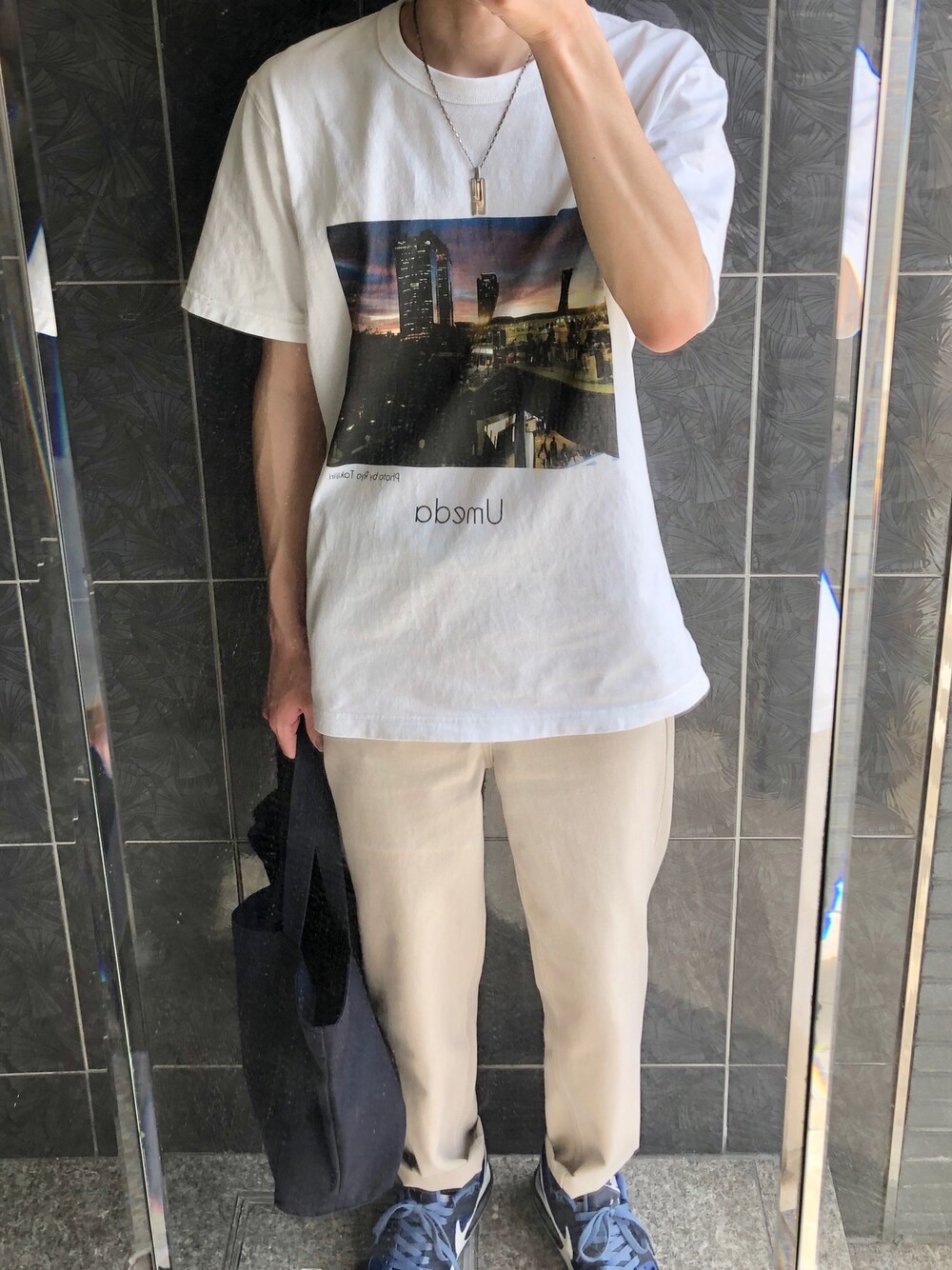 「休日スタイル、リラックススタイル、お洒落さんとつながりたい、Tシャツ、ユニクロ、UTme!」｜「SENSE OF PLACE by URBAN RESEARCHのカラーテーパードパンツ（その他パンツ、ベージュ系）」を使った、タッキーさん（メンズ・175cm）の春コーディネートの1枚目の写真