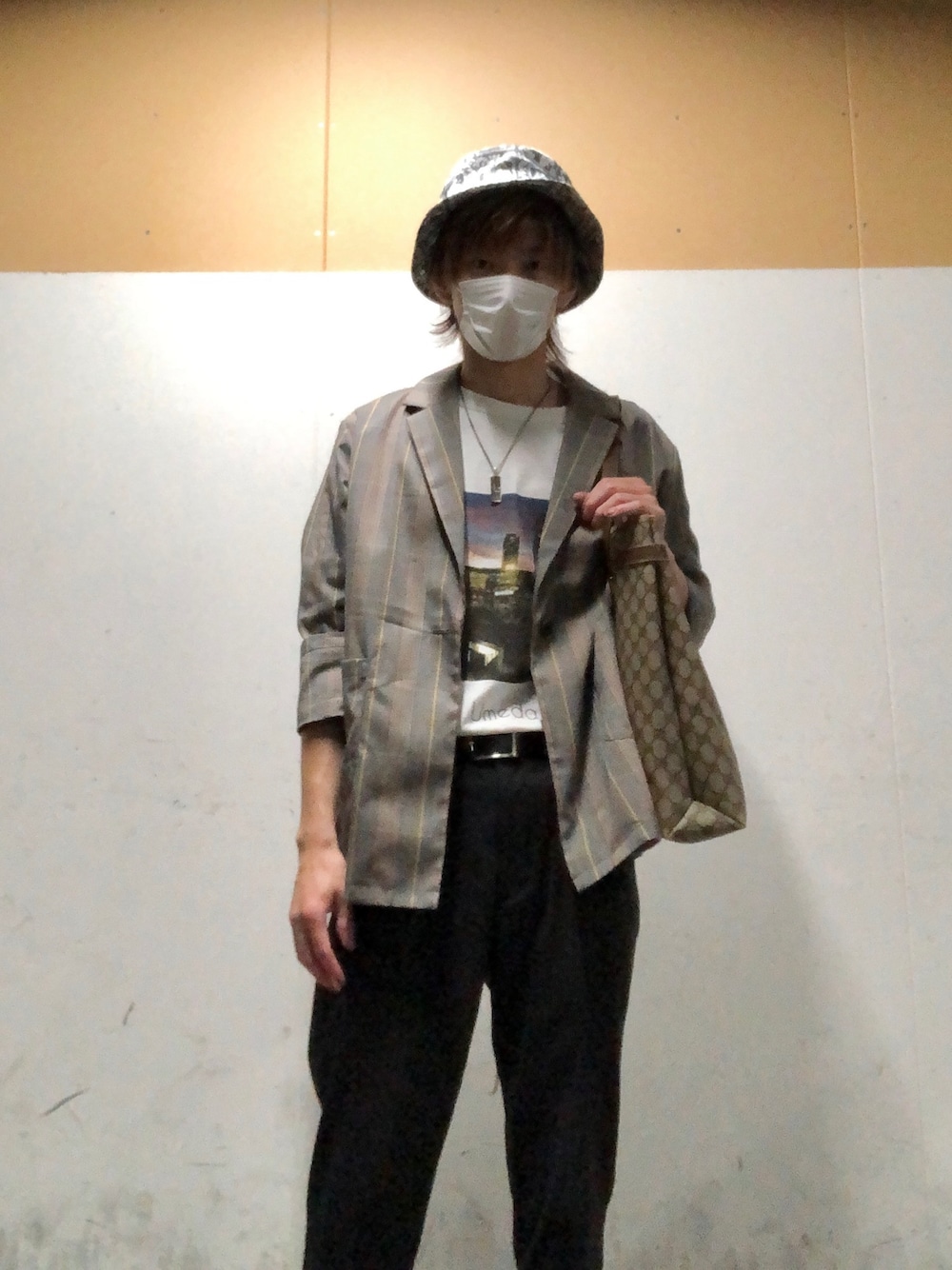 「カジュアル、オトナカジュアル、UNIQLO、夏だ！Tシャツ着よう！、チェック、GUCCI、UTme!」｜「E hyphen world galleryのTRルーズロングジャケット（その他アウター、ブラウン系）」を使った、タッキーさん（メンズ・175cm）の夏コーディネートの1枚目の写真