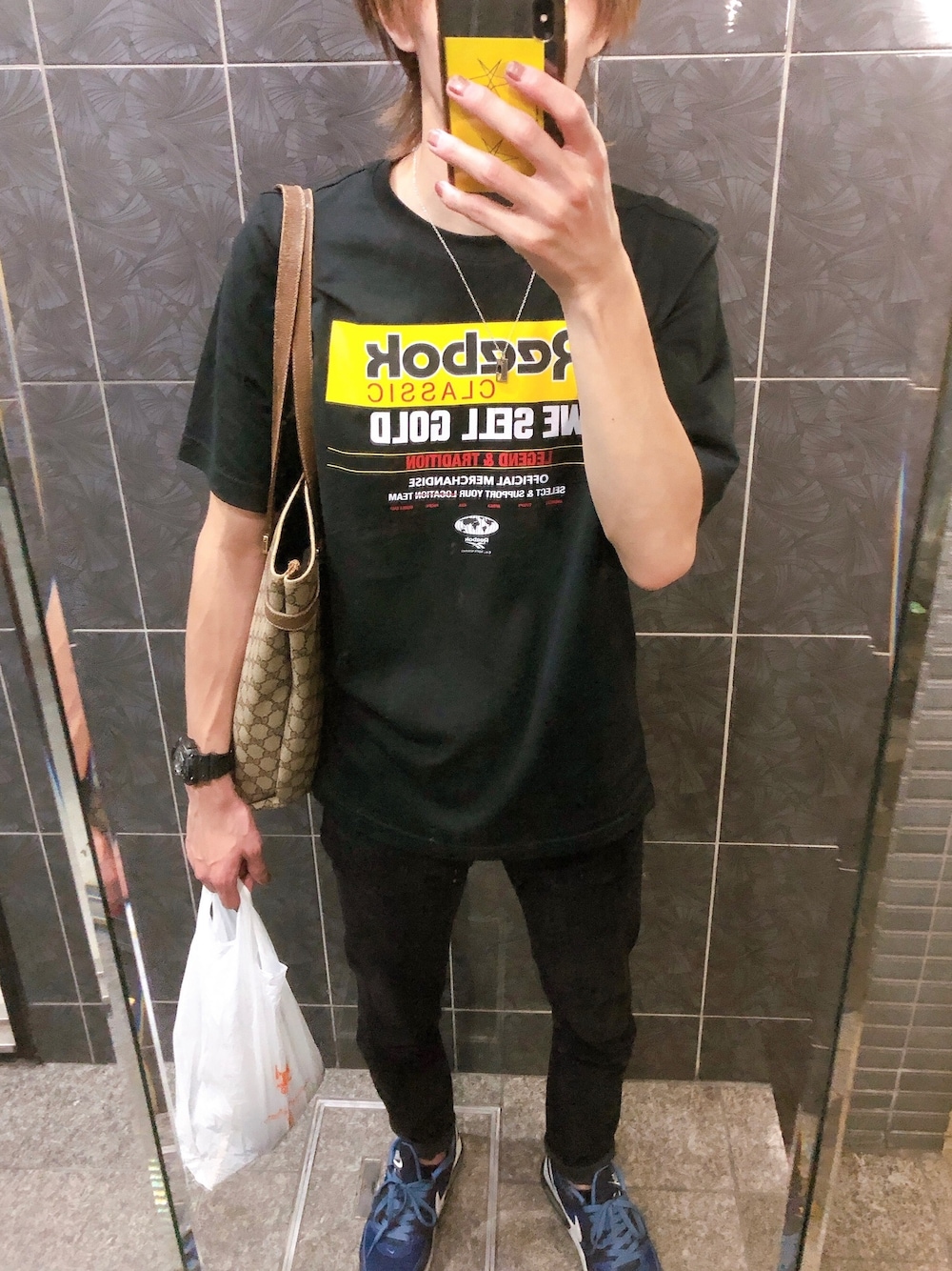 「夏コーデ、お洒落さんとつながりたい、スニーカーコーデ、ゆるコーデ、Tシャツコーデ、カジュアルコーデ、ブラックコーデ」｜「Reebokのグラフィック 半袖Tシャツ [CL GP GOLD TEE] リーボック（Tシャツ/カットソー、ブラック系）」を使った、タッキーさん（メンズ・175cm）の夏コーディネートの1枚目の写真