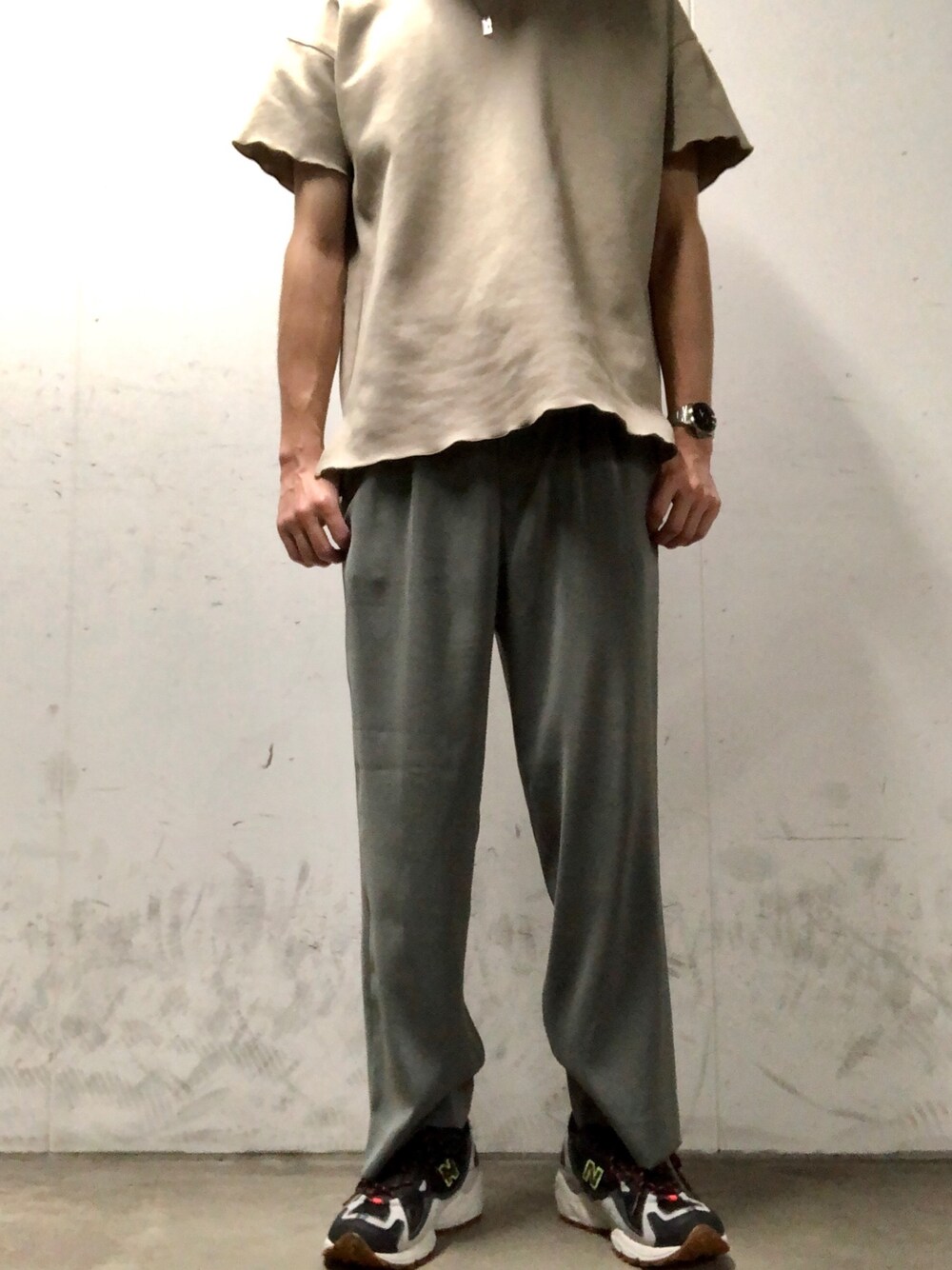 「きれいめカジュアル、オーバーサイズ、秋のコーデ、シンプル、アースカラー」｜「UNITED TOKYOのダンボールオーバーサイズTシャツ（Tシャツ/カットソー、ベージュ系）」を使った、タッキーさん（メンズ・175cm）の秋コーディネートの1枚目の写真