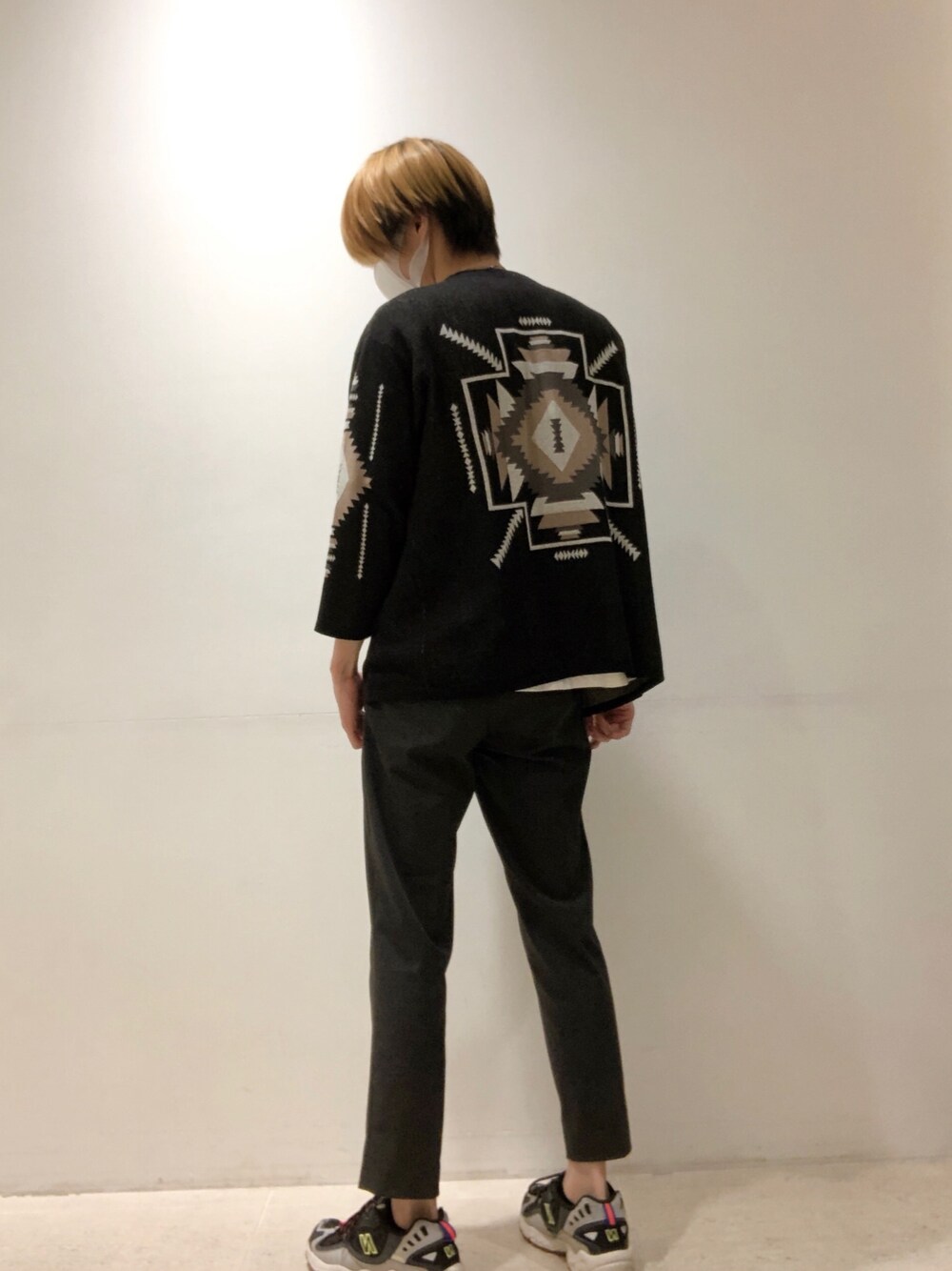 「これが私をアゲる服、春夏コーデ、シンプル、きれいめカジュアル、ラフ、お洒落さんとつながりたい、モノトーン、ネイティブ柄」｜「Right-onのアイテム（カーディガン/ボレロ、ブラック系）」を使った、タッキーさん（メンズ・175cm）の春コーディネートの1枚目の写真