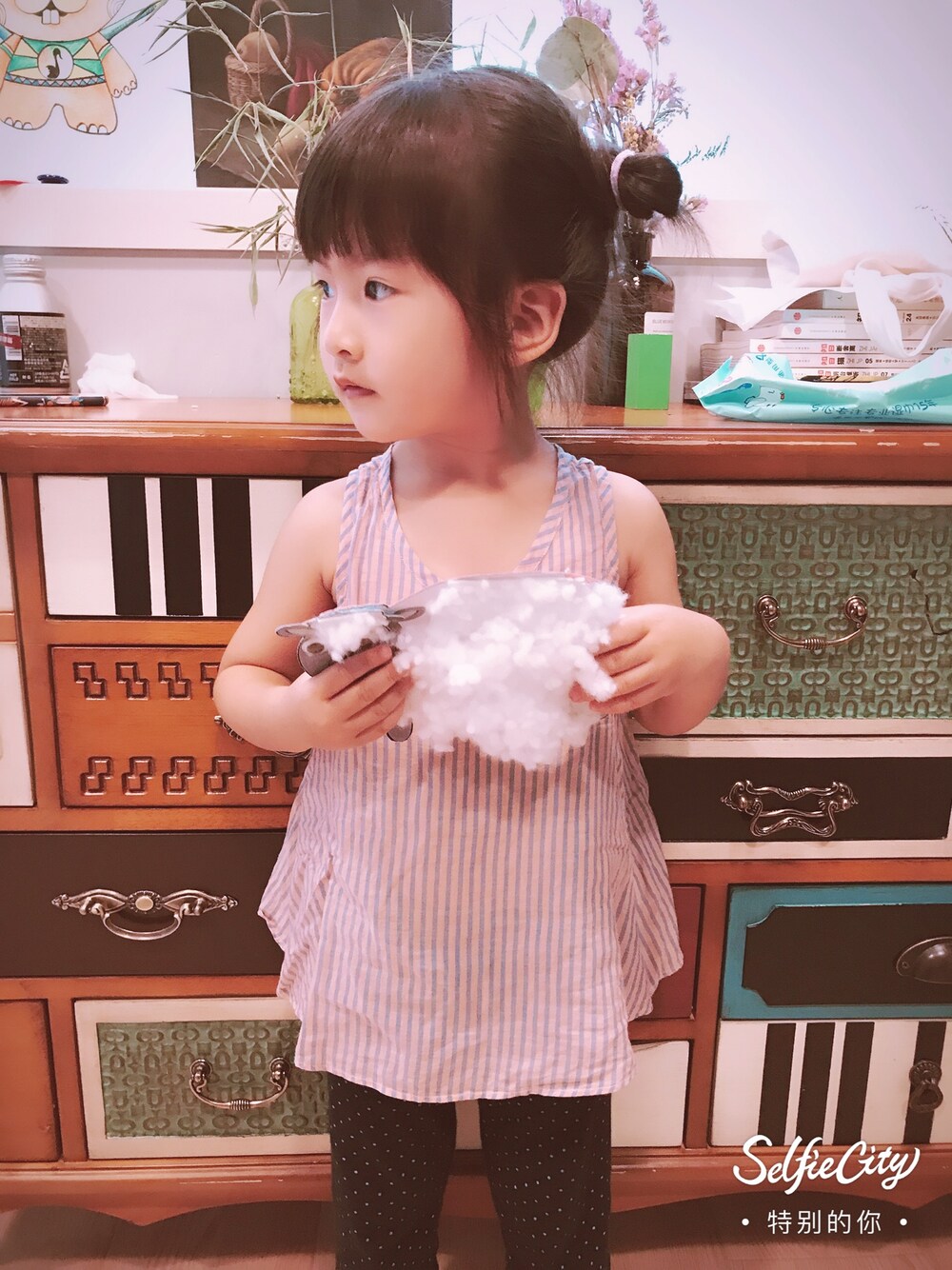 「JNBYのアイテム（キャミソール、オレンジ系）」を使った、YoYo来自洛杉矶さん（キッズ・100cm）の夏コーディネートの1枚目の写真