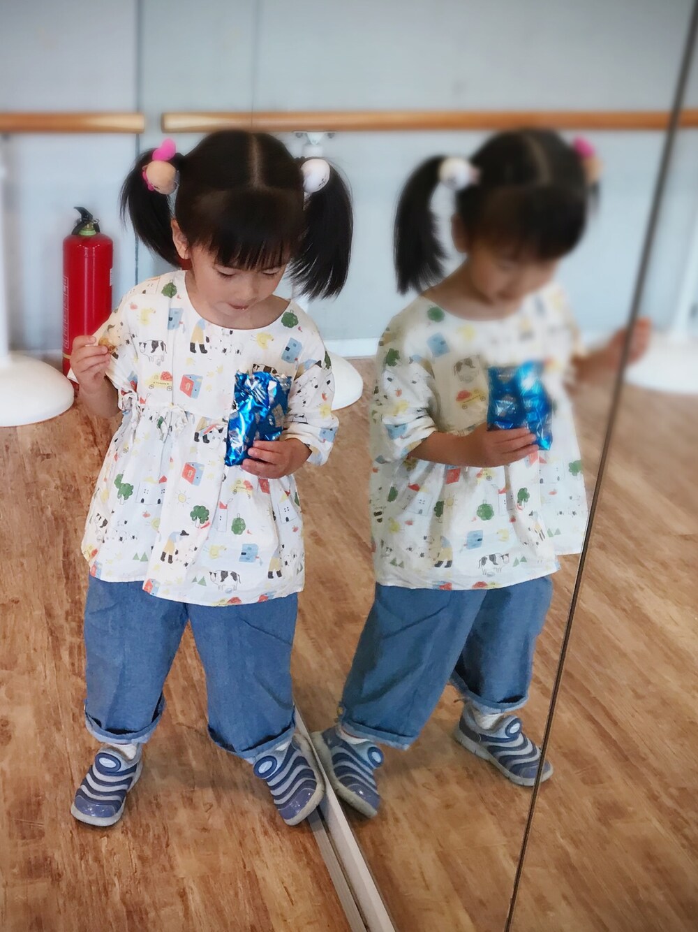 「TYAKASHAのアイテム（シャツ/ブラウス、ベージュ系）」を使った、YoYo来自洛杉矶さん（キッズ・100cm）の春コーディネートの1枚目の写真