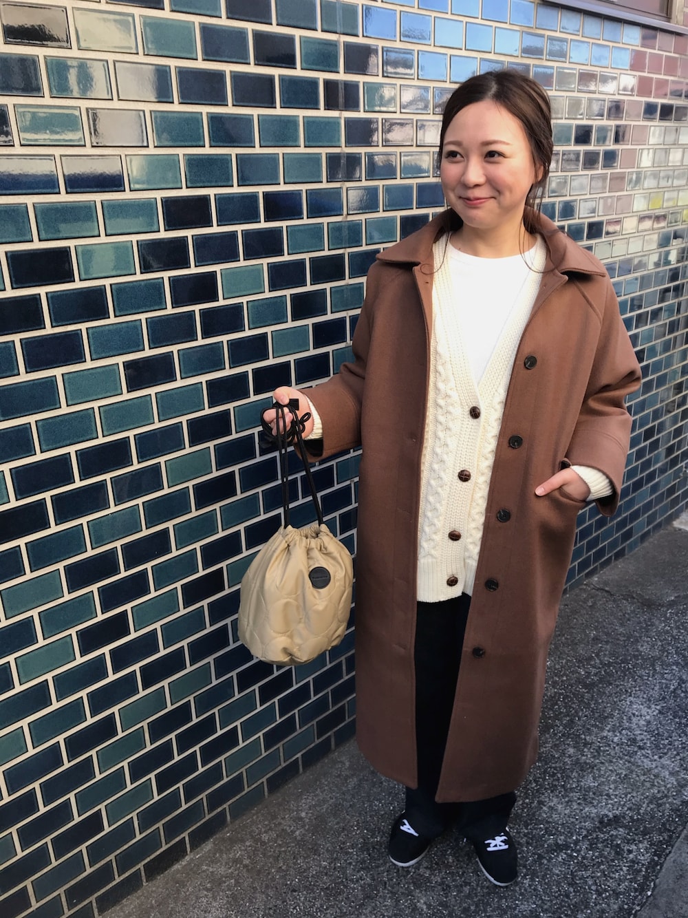 ブラウン系のその他アウター、ベージュ系のカーディガン/ボレロ、ブルー系のデニムパンツを着用したレディースの冬コーディネートの1枚目の写真