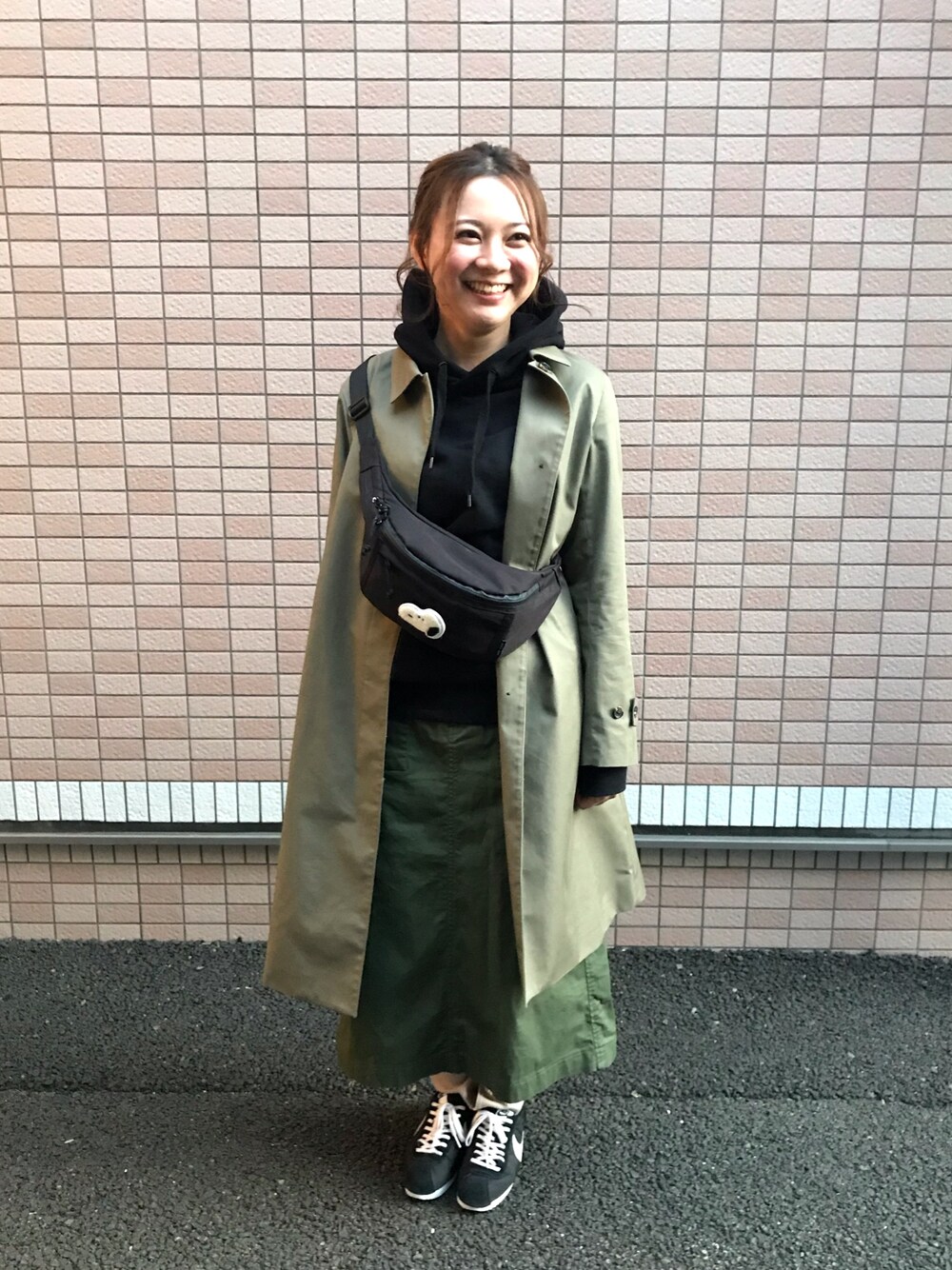 「シンプルコーデ、カジュアルコーデ、スニーカーコーデ、オトナ女子、メンズパーカー、肉厚パーカー、ステンカラーコート、ポニーテール、カーキ、ブラック」｜「niko and...のウエストバッグ【niko and ...】（ボディバッグ/ウエストポーチ、ブラック系）」を使った、かおちゃんさん（レディース・163cm）の春コーディネートの1枚目の写真