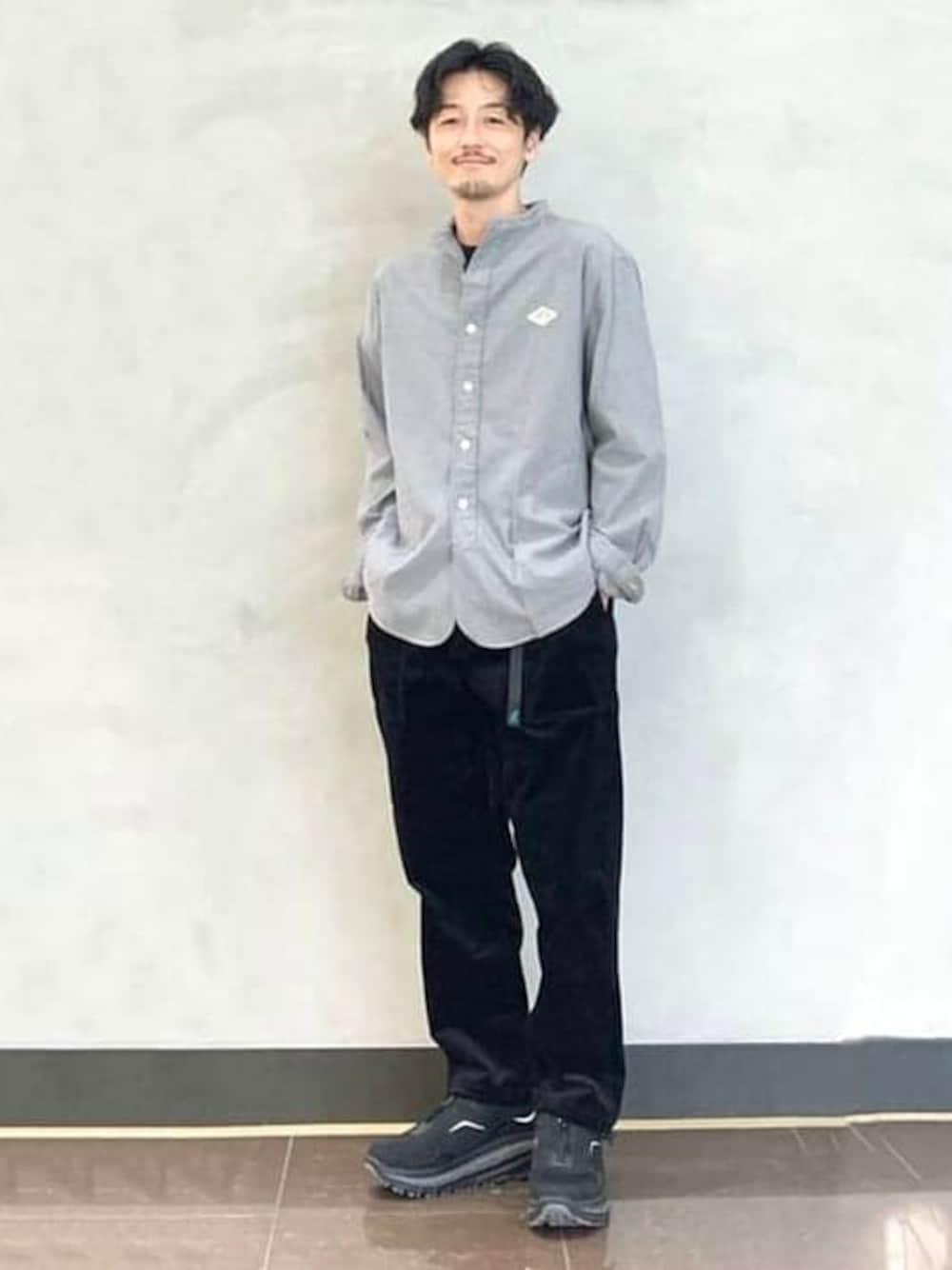 「コーデュロイ、秋のコーデ、Danton、モノトーン、大人カジュアル、UGG、GRAMICCI、シャツスタイル、B:MING LIFE STORE by BEAMS、秋コーデ」｜「B:MING by BEAMSのDANTON / ビエラ バンドカラーシャツ（シャツ/ブラウス、グレー系）」を使った、B:MING by BEAMS MENさん（メンズ・168cm）の秋コーディネートの1枚目の写真