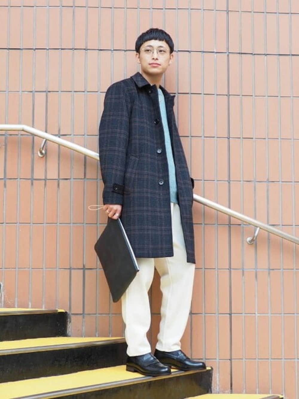 「コート、ニット、シンプル、ローファー、LEE、きれいめカジュアル、メガネ男子、ゆるコーデ、おしゃれさんと繋がりたい、B:MING by BEAMS」｜「B:MING by BEAMSのB:MING by BEAMS / タスマニアウール ステンカラーコート（ステンカラーコート、グレー系）」を使った、B:MING by BEAMS MENさん（メンズ・172cm）の冬コーディネートの1枚目の写真