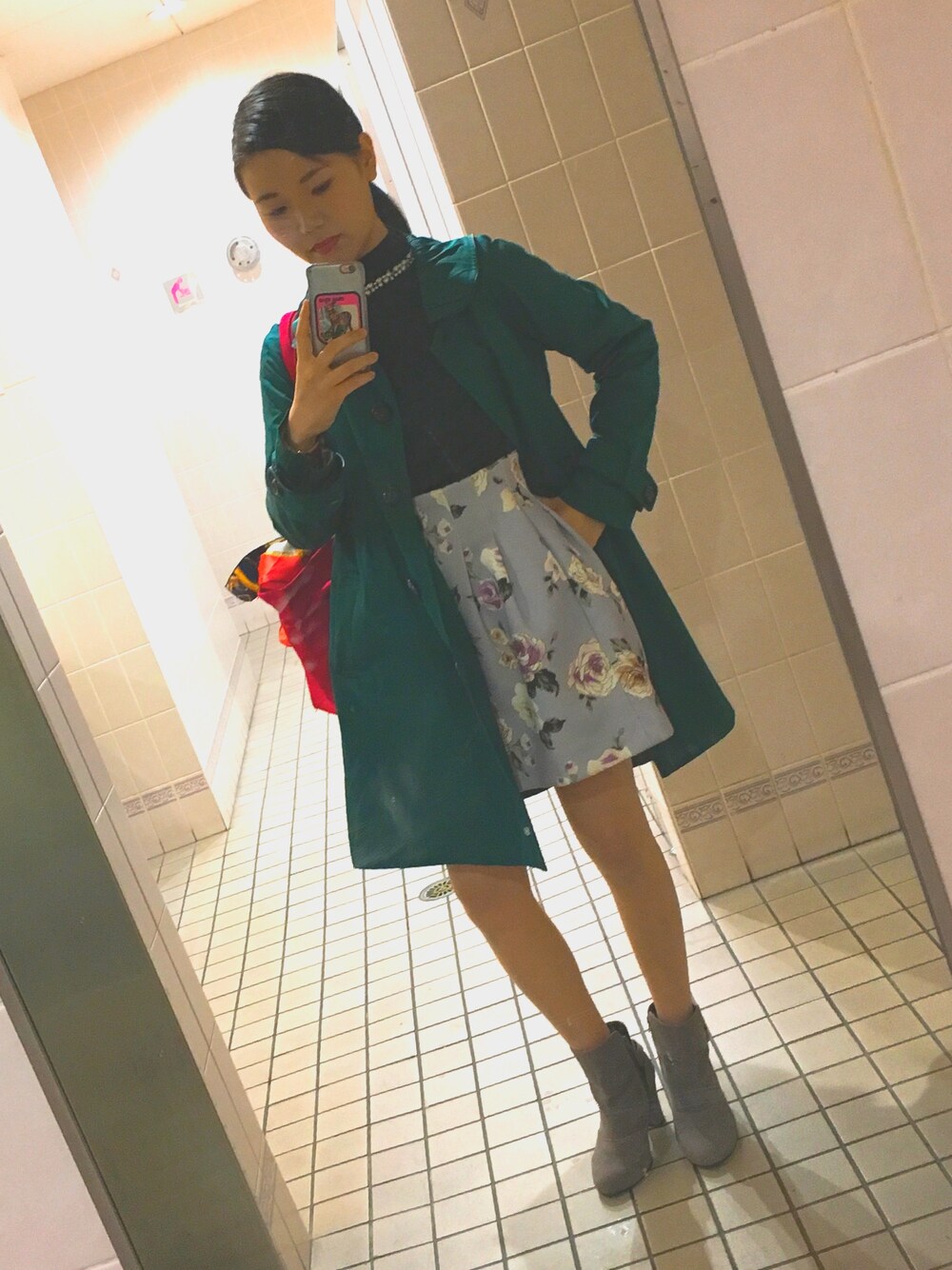 「dazzlinのローズ柄ボンディングスカート（スカート、ブルー系）」を使った、mami hamaさん（レディース・160cm）の秋コーディネートの1枚目の写真