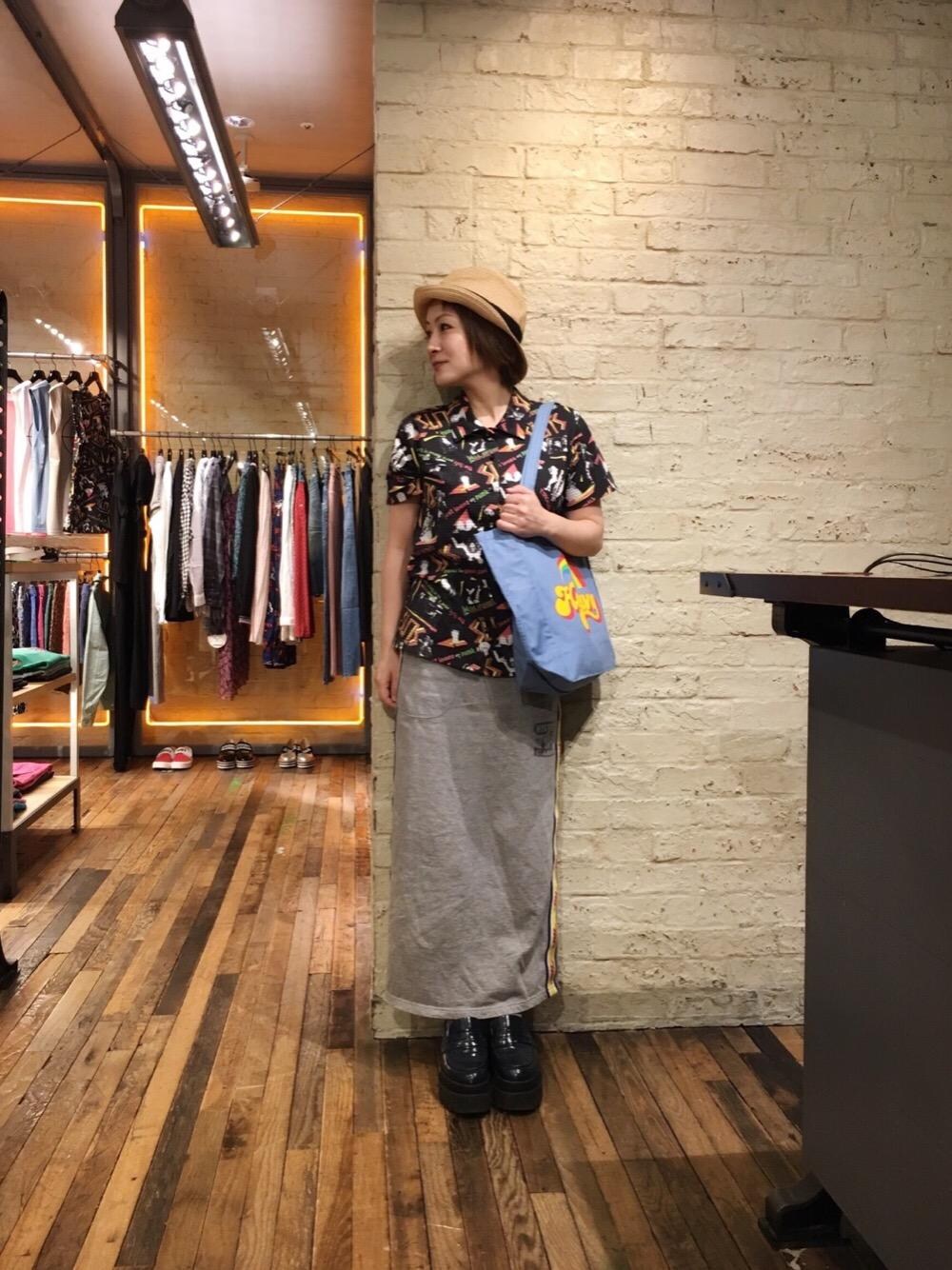 THE SLITS/TYPICAL GIRLS総柄シャツを使ったショップスタッフの