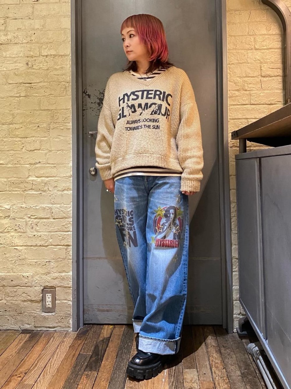 HYSTERIC GLAMOUR（ヒステリックグラマー）の「LOOKING AHEAD Vネック