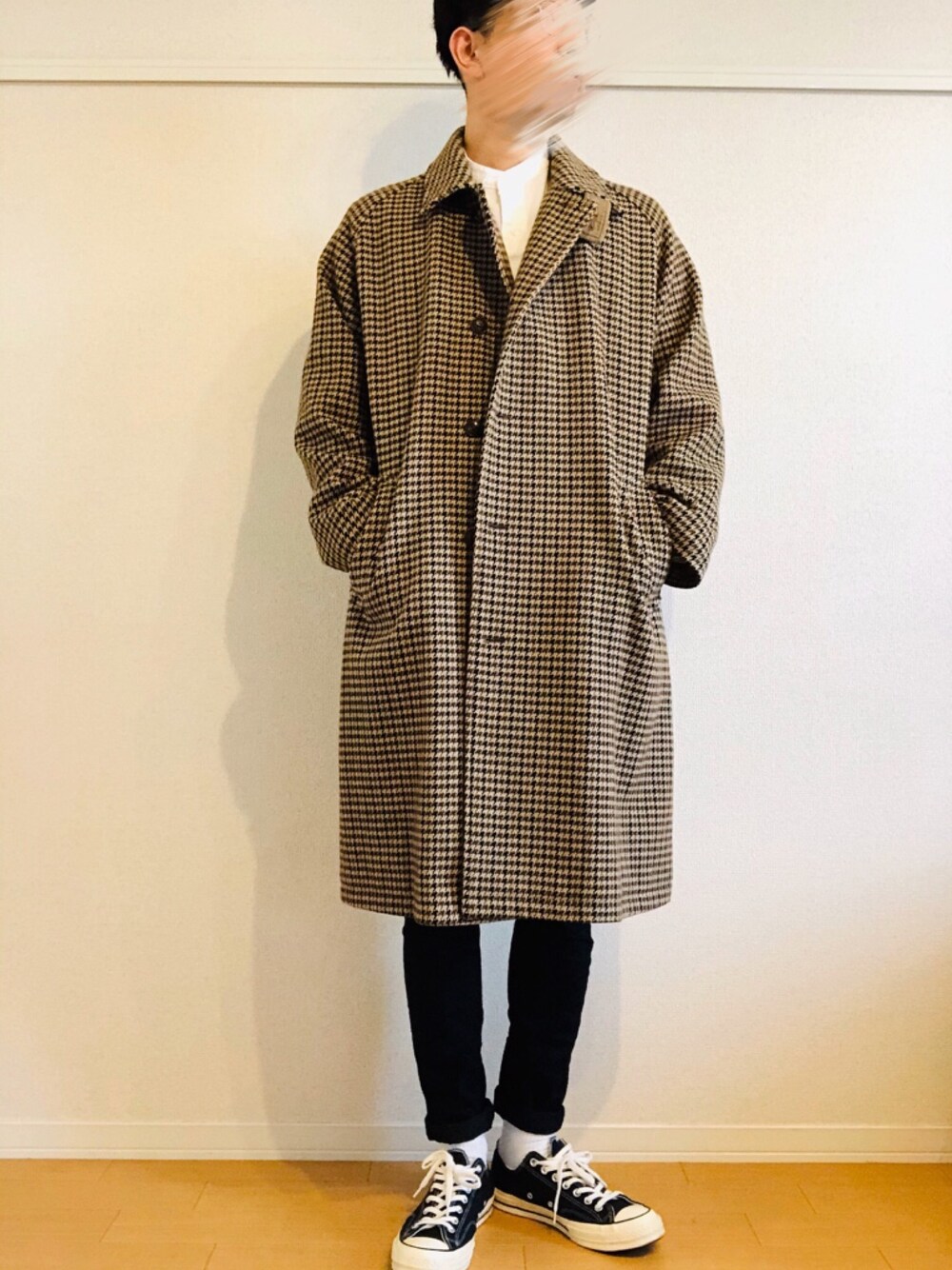 ブラウン系のジャケット/アウター、ホワイト系のシャツ/ブラウス、ブラック系のデニムパンツを着用したメンズの春コーディネートの1枚目の写真