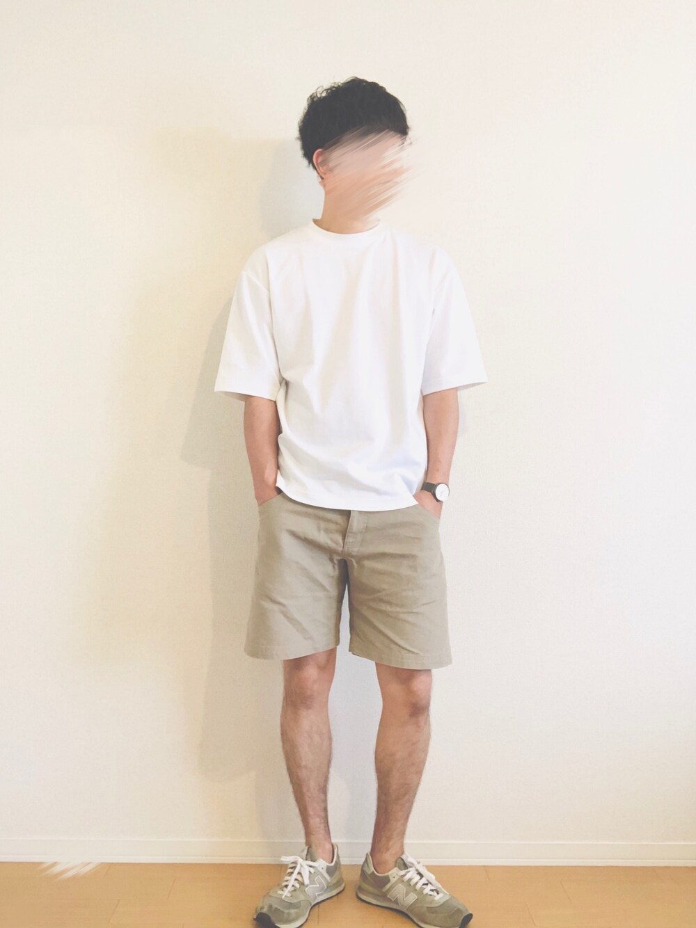 ホワイト系のTシャツ/カットソー、ベージュ系のその他パンツ、グレー系のスニーカーを着用したメンズの夏コーディネートの1枚目の写真