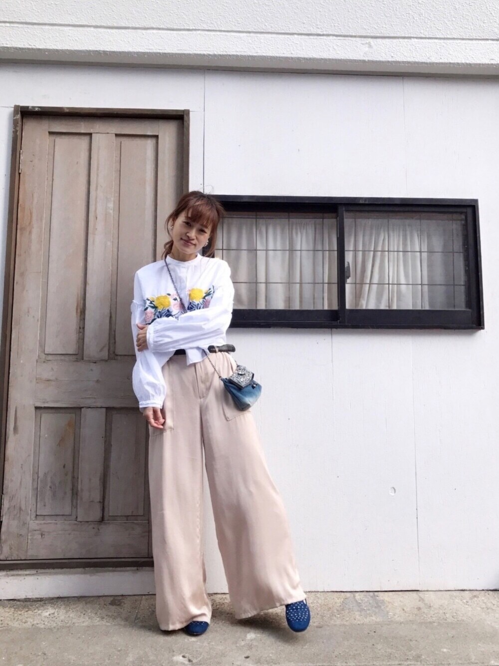 「ママコーデ、ゆるコーデ、プチプラコーデ、はるコーデ、オトナカジュアル、ZARA、ピンク、ワイドパンツ、ショルダーバッグ、刺繍」｜「ADERのUR ADER FILIGREE ソリッドイヤリング（イヤリング、ゴールド系）」を使った、Natsu♡さん（レディース・162cm）の冬コーディネートの1枚目の写真