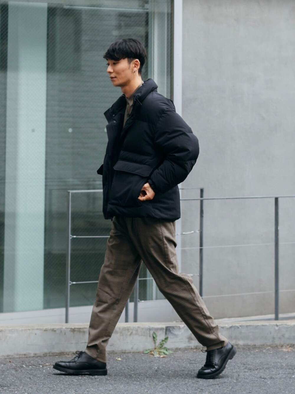 ブラック系のダウンジャケット/コート、ブラウン系のシャツ/ブラウス、ブラウン系のその他パンツを着用したメンズの秋コーディネートの1枚目の写真