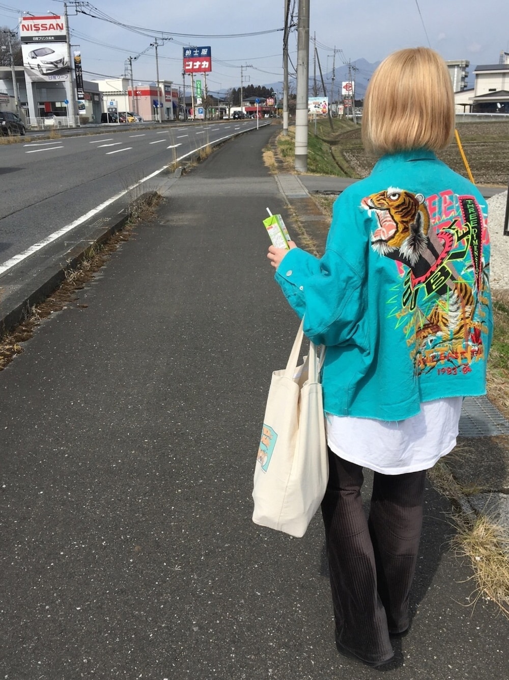 「doublet、ダブレット、ストリート、刺繍、デニムジャケット、パステル映える春、お洒落さんとつながりたい、今日のコーデ」｜「LONELY/論理のLONELY　STREET LONELY・ロンT（Tシャツ/カットソー、ホワイト系）」を使った、ぽむさん（レディース・157cm）の春コーディネートの1枚目の写真