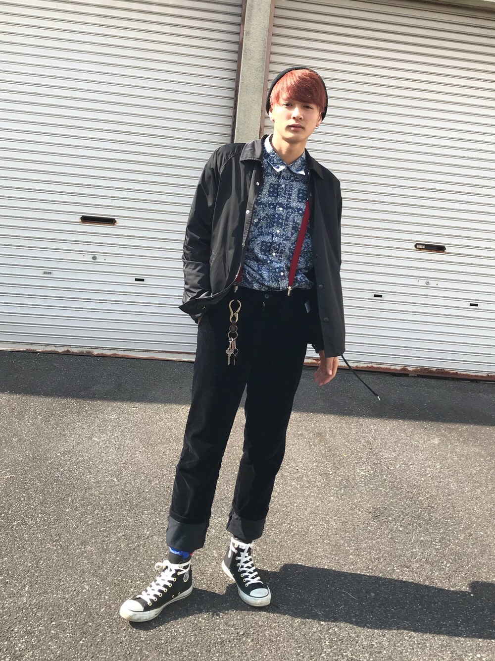 「春コーデ、古着、ブラック、コンバース、カジュアル、converse」｜「usedのアイテム（ナイロンジャケット、ブラック系）」を使った、ぶぁびりあんさん（メンズ・173cm）の冬コーディネートの1枚目の写真