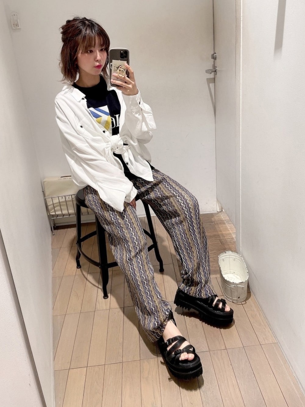 ブラック系のサンダル、ブルー系のその他パンツ、ブラック系のTシャツ/カットソーを着用したレディースの春コーディネートの1枚目の写真