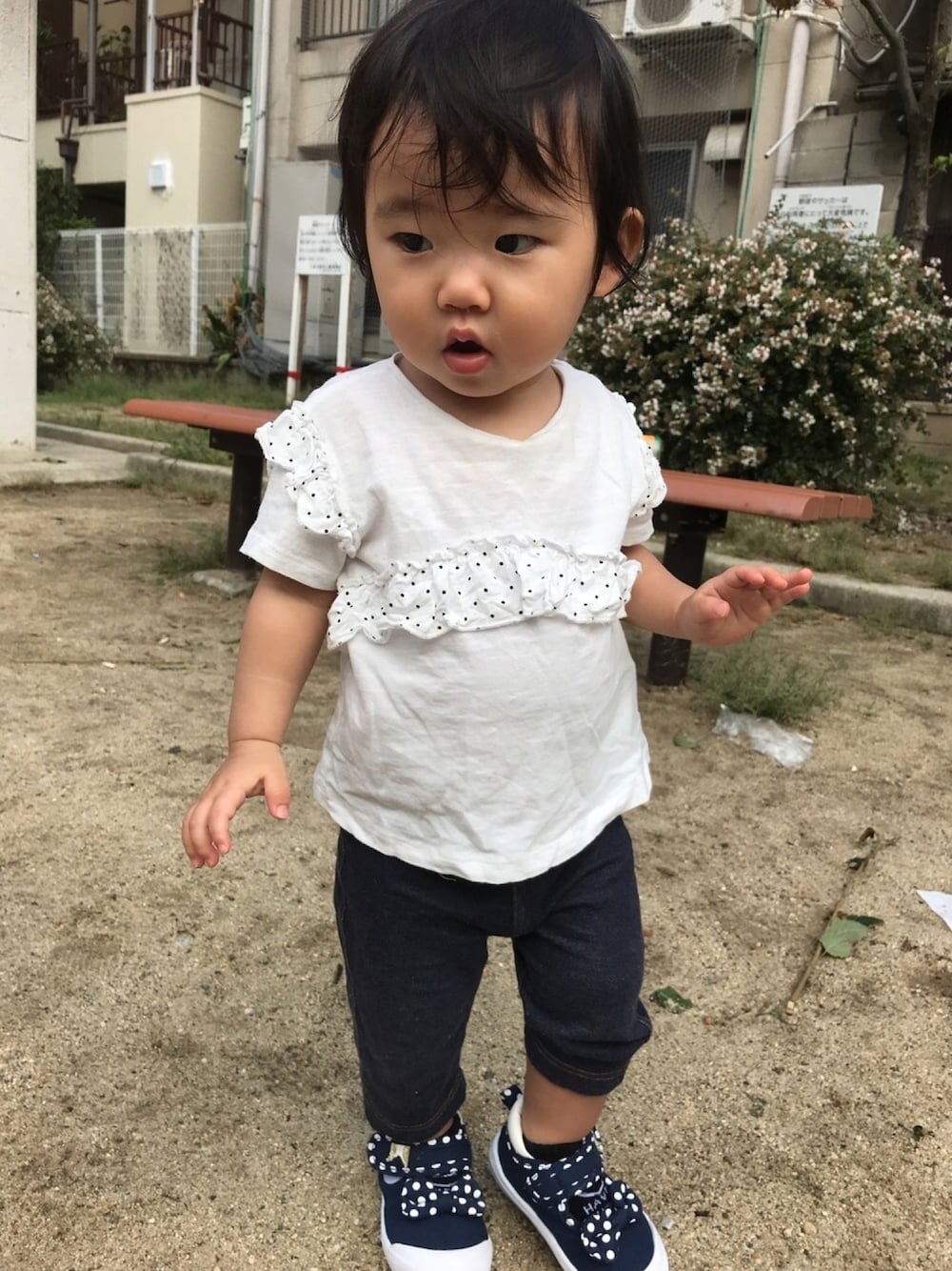 「1歳1ヶ月、デニム、ドット柄」｜「UNIQLOのアイテム（その他パンツ、ブルー系）」を使った、なつなさん（キッズ・70cm）の秋コーディネートの1枚目の写真