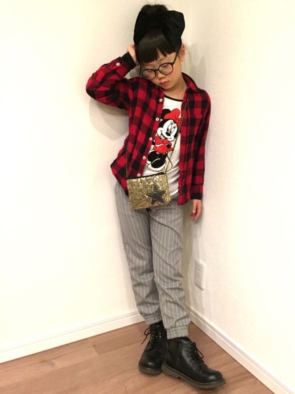 ゴールド系のショルダーバッグ、ホワイト系のTシャツ/カットソー、グレー系のその他パンツを着用したキッズの冬コーディネートの1枚目の写真