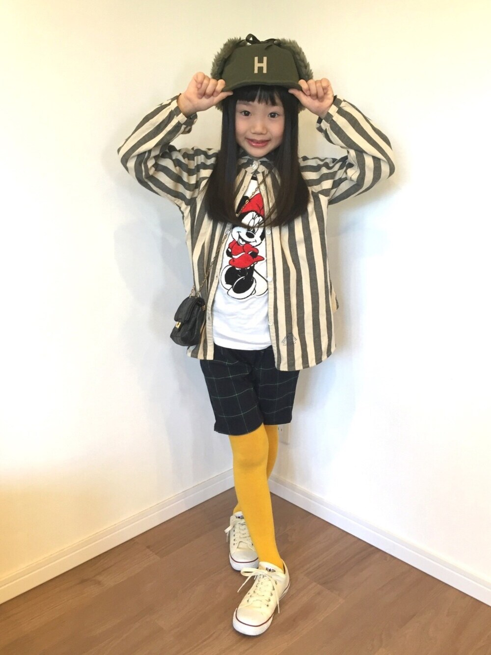 ホワイト系のTシャツ/カットソー、その他のパンツ、ホワイト系のスニーカーを着用したキッズの冬コーディネートの1枚目の写真