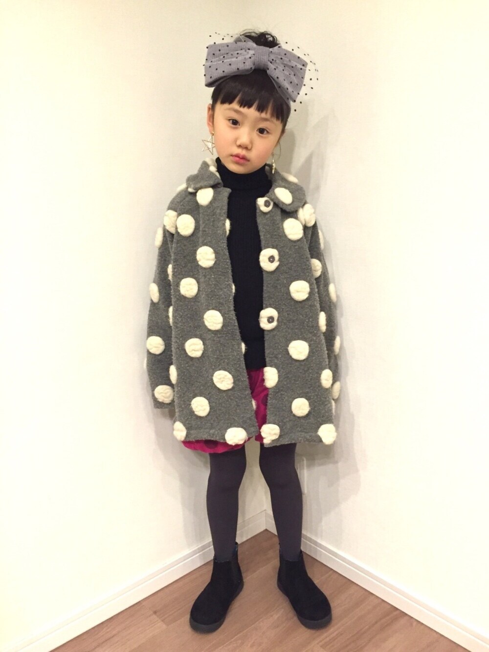 グレー系のダウンジャケット/コート、ブラック系のニット/セーター、ピンク系のパンツを着用したキッズの冬コーディネートの1枚目の写真