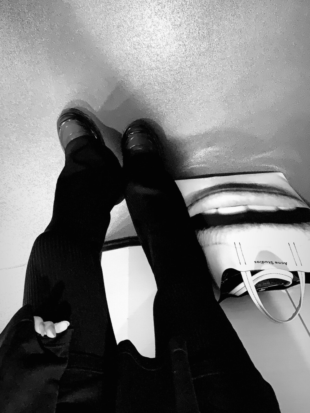 「モノトーン、ラフ、スニーカー」｜「SHOES53045のアイテム（スニーカー、ブラック系）」を使った、dvnajjutnmさん（レディース・163cm）の冬コーディネートの1枚目の写真