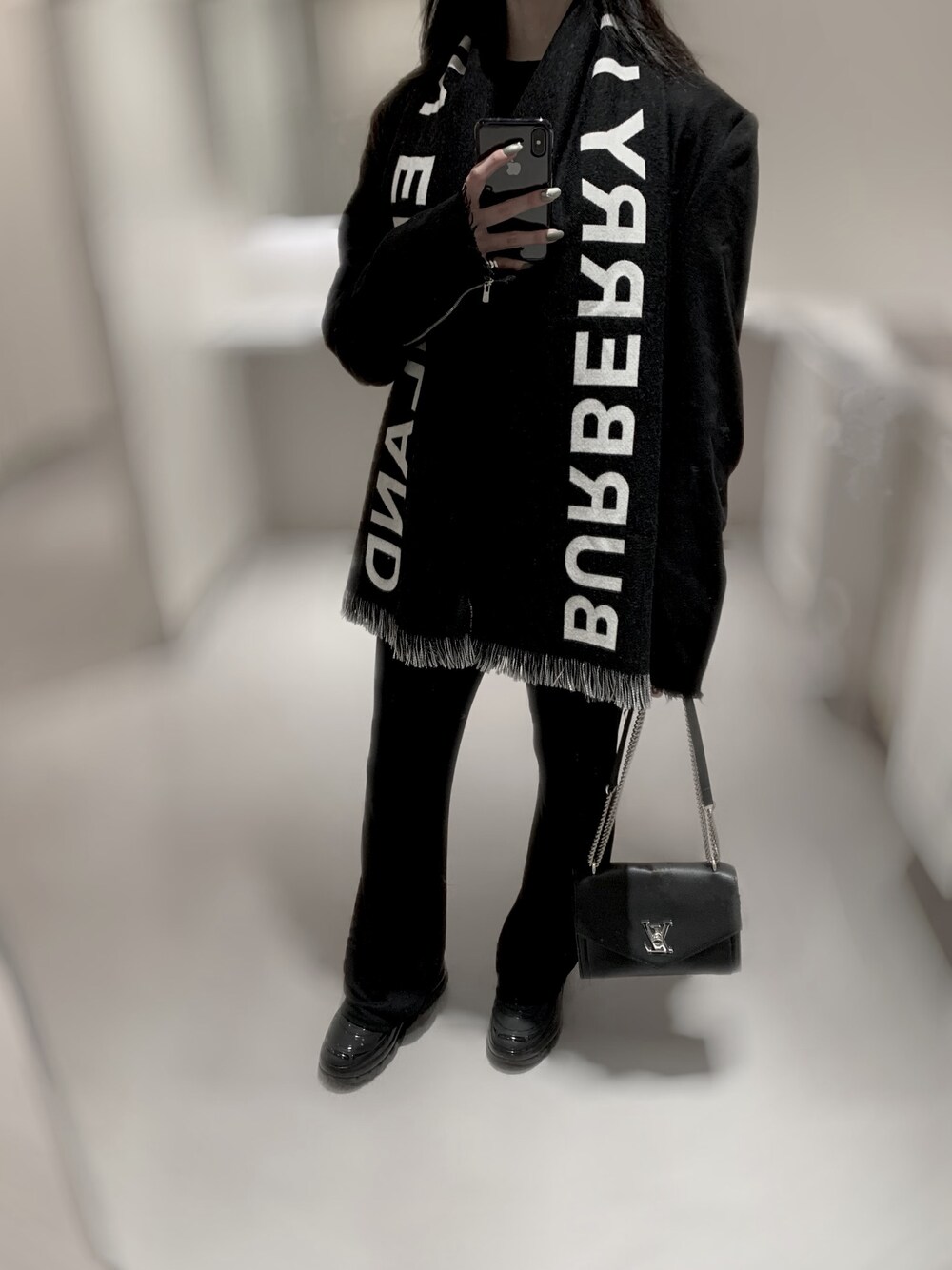 「モノトーン、モード」｜「BURBERRYのアイテム（マフラー、ブラック系）」を使った、dvnajjutnmさん（レディース・163cm）の冬コーディネートの1枚目の写真