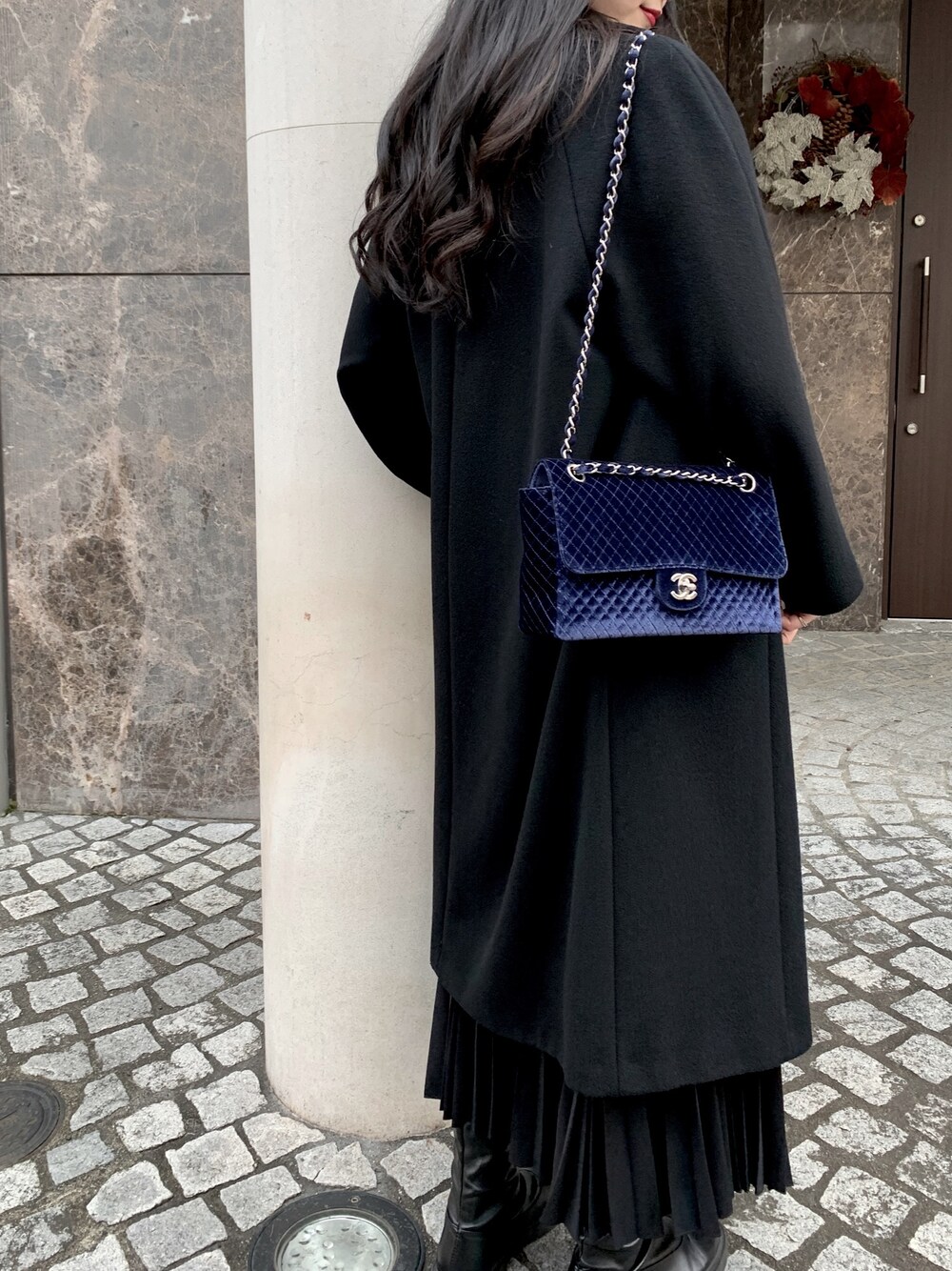 「オールブラック」｜「CHANELのアイテム（ショルダーバッグ、ブルー系）」を使った、dvnajjutnmさん（レディース・163cm）の冬コーディネートの1枚目の写真