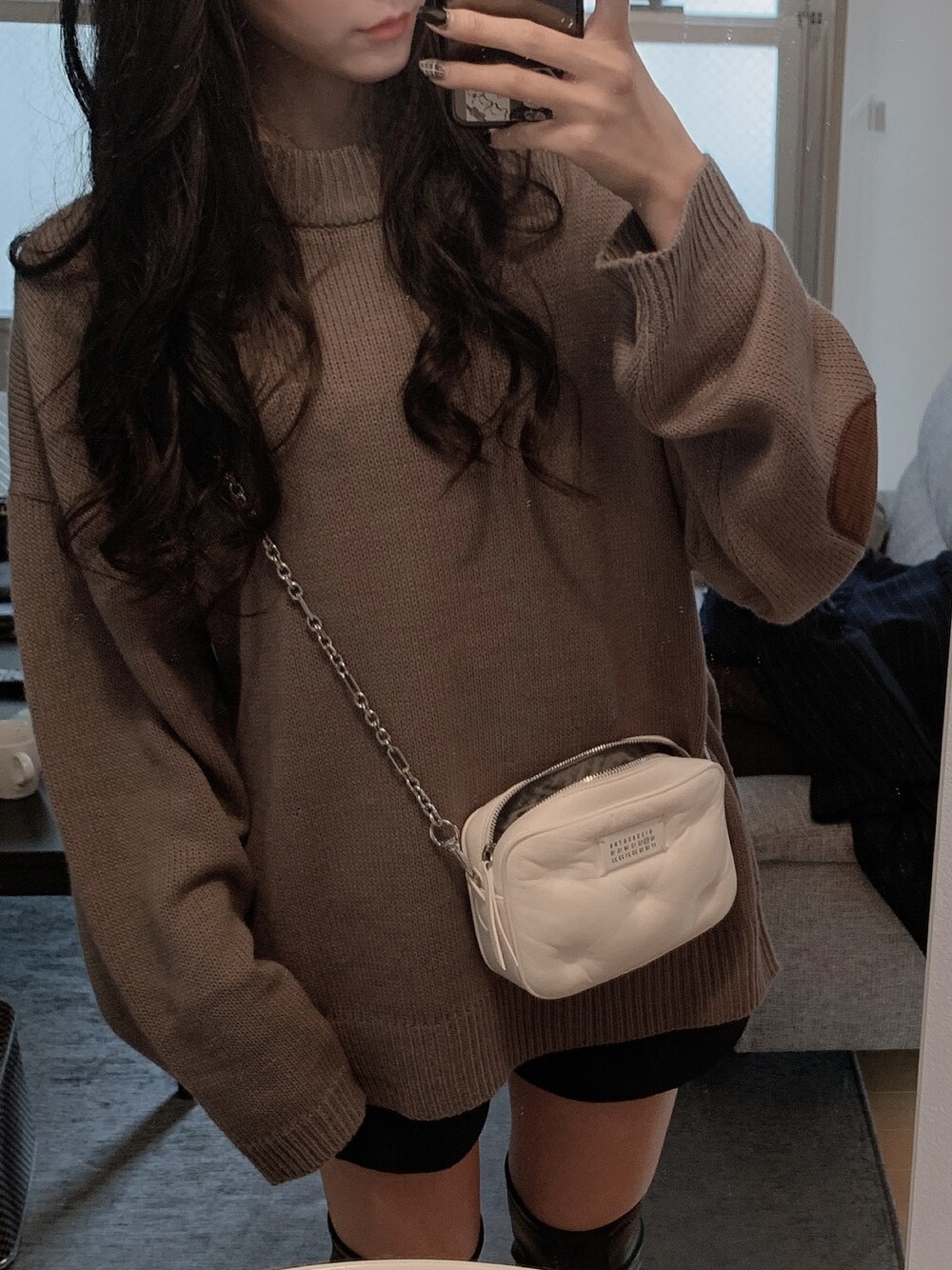 「ゆるコーデ、オーバーサイズニット、冬コーデ、無地」｜「Maison MargielaのMaison Margiela - Glam Slam Small Quilted Leather Cross Body Bag - Womens - White（ショルダーバッグ、ホワイト系）」を使った、dvnajjutnmさん（レディース・163cm）の秋コーディネートの1枚目の写真