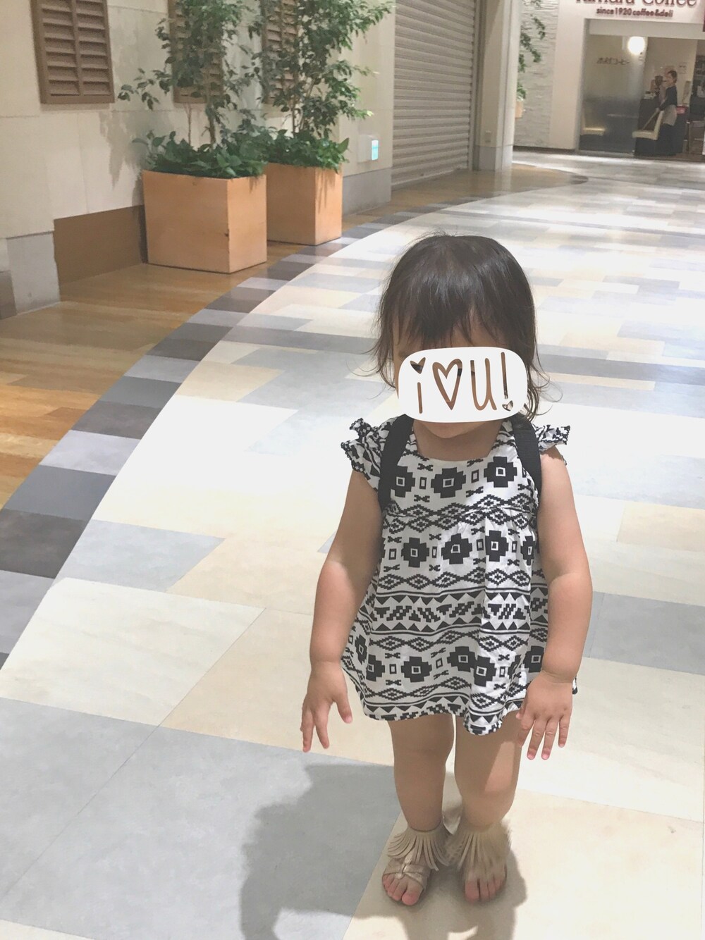 「夏、kids、プチプラ、2歳、おんなのこコーデ、女の子、バースデイ、ワンピース、サンダル」｜「minionsのアイテム（バックパック/リュック、イエロー系）」を使った、ouiさん（キッズ・90cm）の夏コーディネートの1枚目の写真