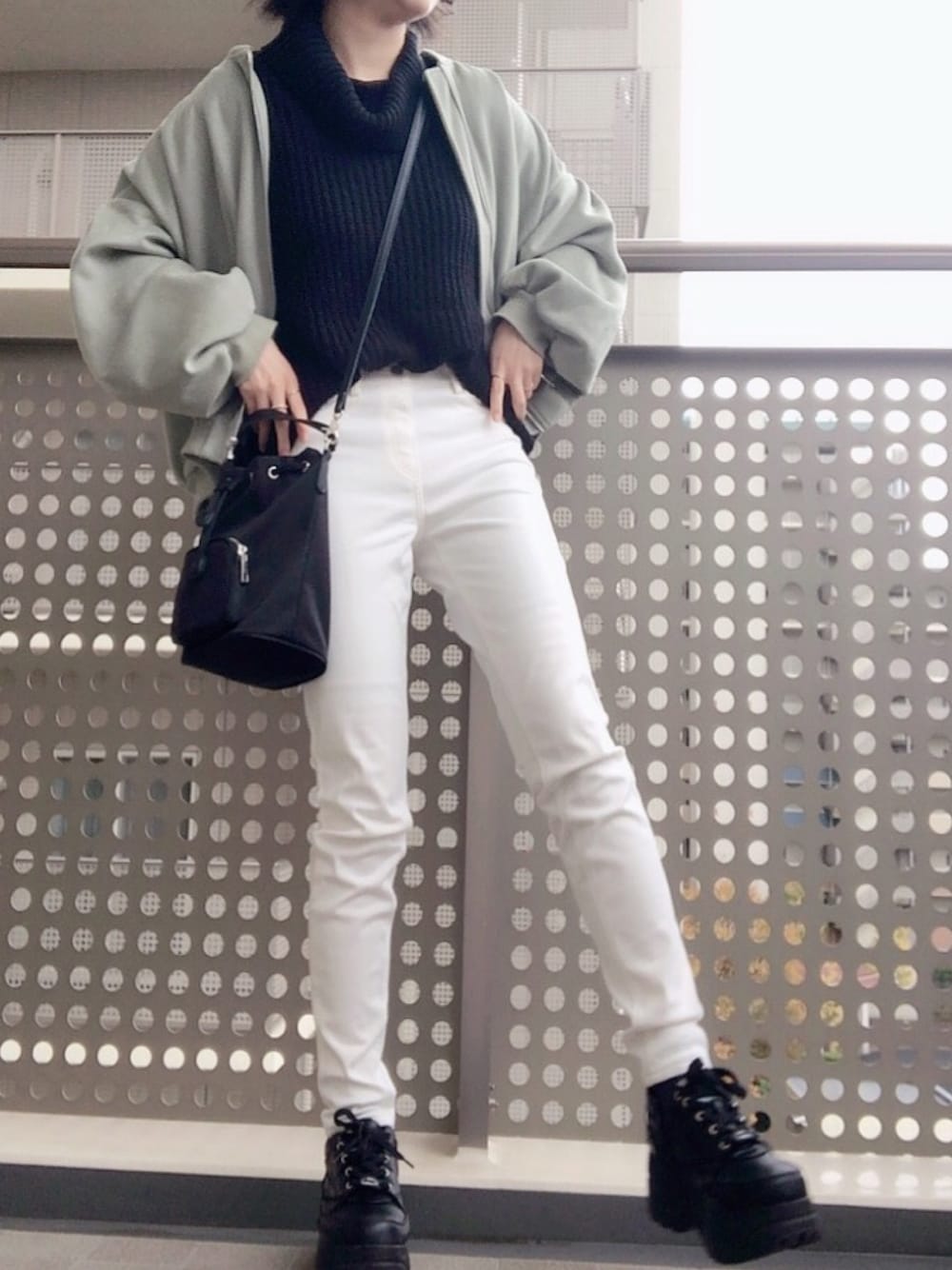 「ホワイトパンツ、白スキニー、スキニーパンツ、ニット、白黒、モノトーン、厚底シューズ、厚底スニーカー、冬コーデ、オトナカジュアル」｜「GUの(GU)スキニーパンツ OFF WHITE 55（その他パンツ、ホワイト系）」を使った、あみちゃさん（レディース・156cm）の冬コーディネートの1枚目の写真