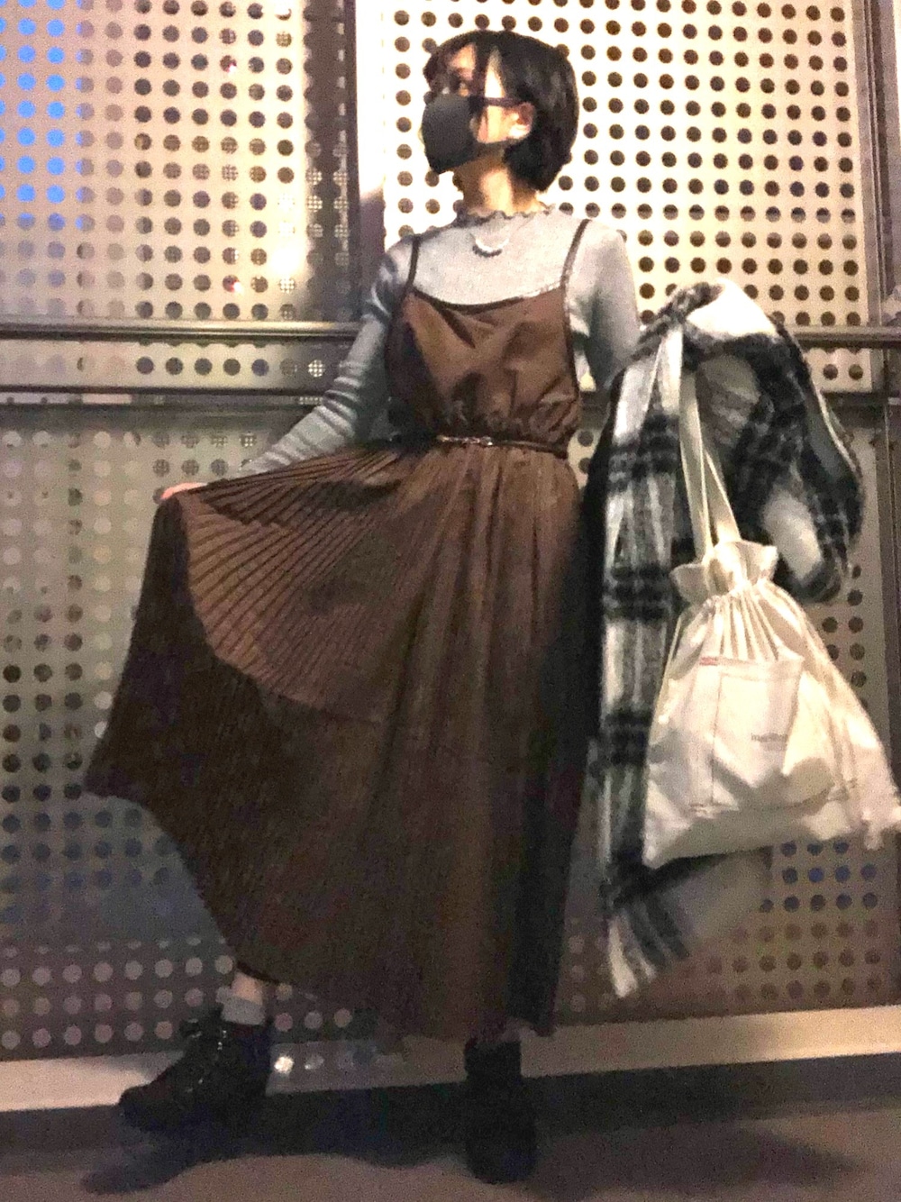 「秋冬コーデ、休日スタイル、ロングスカート、ロングコート、ブラウンコーデ、オトナ女子、大人カジュアル、ディナー、トートバッグ、きれいめカジュアル」｜「AS KNOW AS plusのアイテム（ワンピース/ドレス、ブラウン系）」を使った、あみちゃさん（レディース・156cm）の冬コーディネートの1枚目の写真