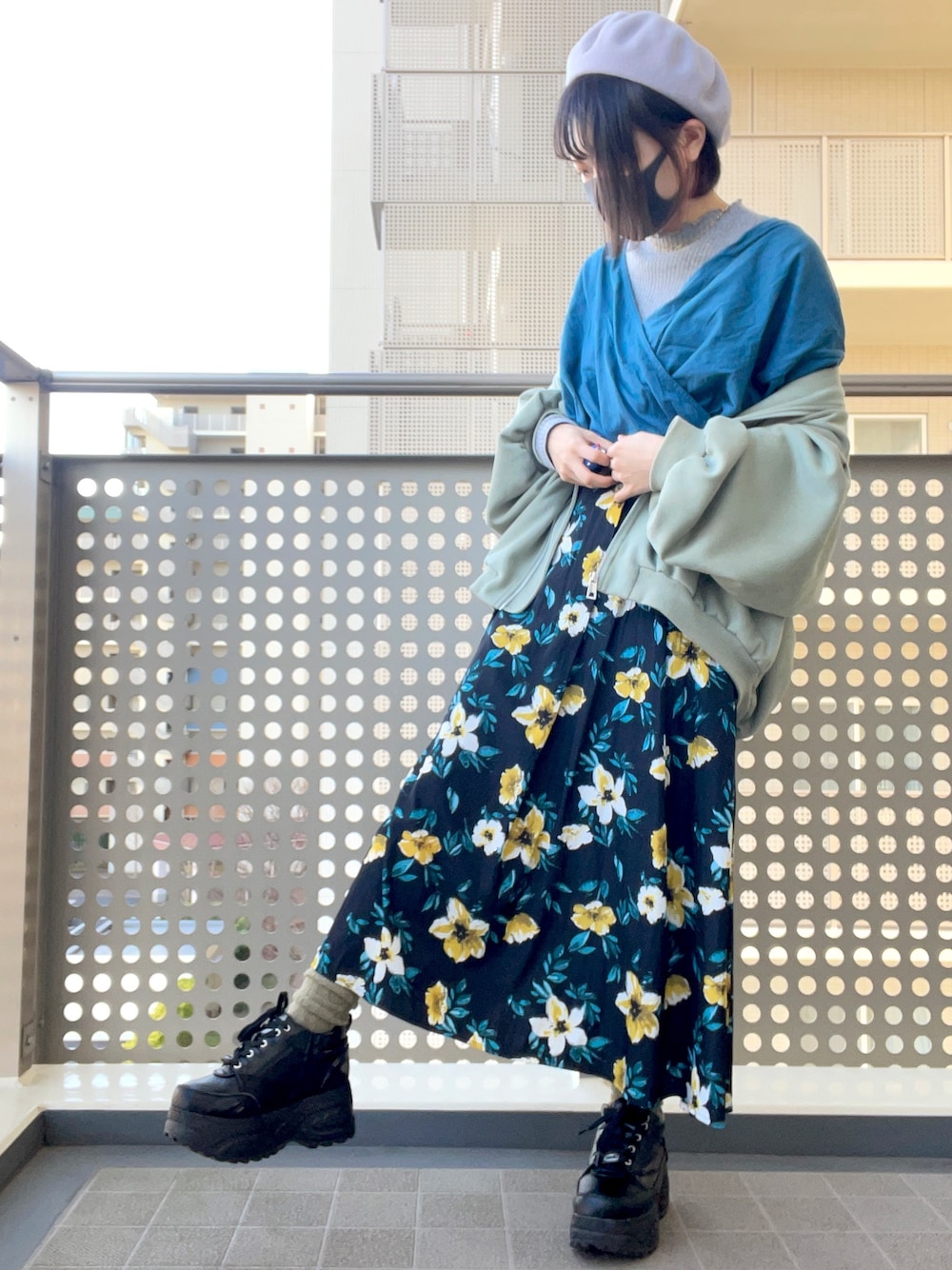 「大人カジュアル、冬コーデ、今日のコーデ、ロングスカート、寒色系、ブルー、グリーン、花柄、ベレー帽、ネイビー」｜「AIC.の30S コットンシンカー・カシュクール TOPS（Tシャツ/カットソー、ブルー系）」を使った、あみちゃさん（レディース・156cm）の冬コーディネートの1枚目の写真