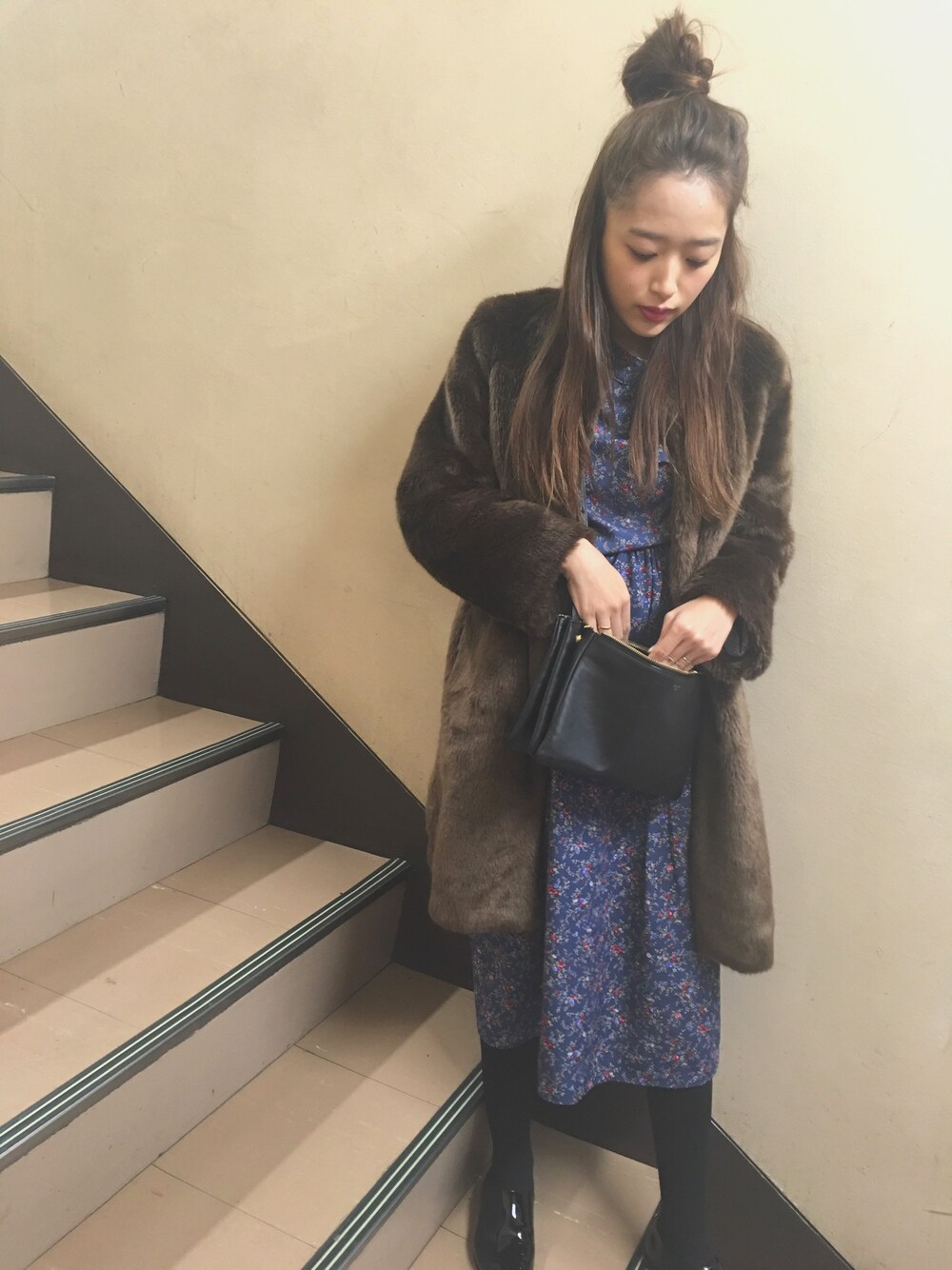 「DHOLICのショルダーラッフルフローラルワンピース（ワンピース、ブルー系）」を使った、近藤千尋さん（レディース・160cm）の冬コーディネートの1枚目の写真