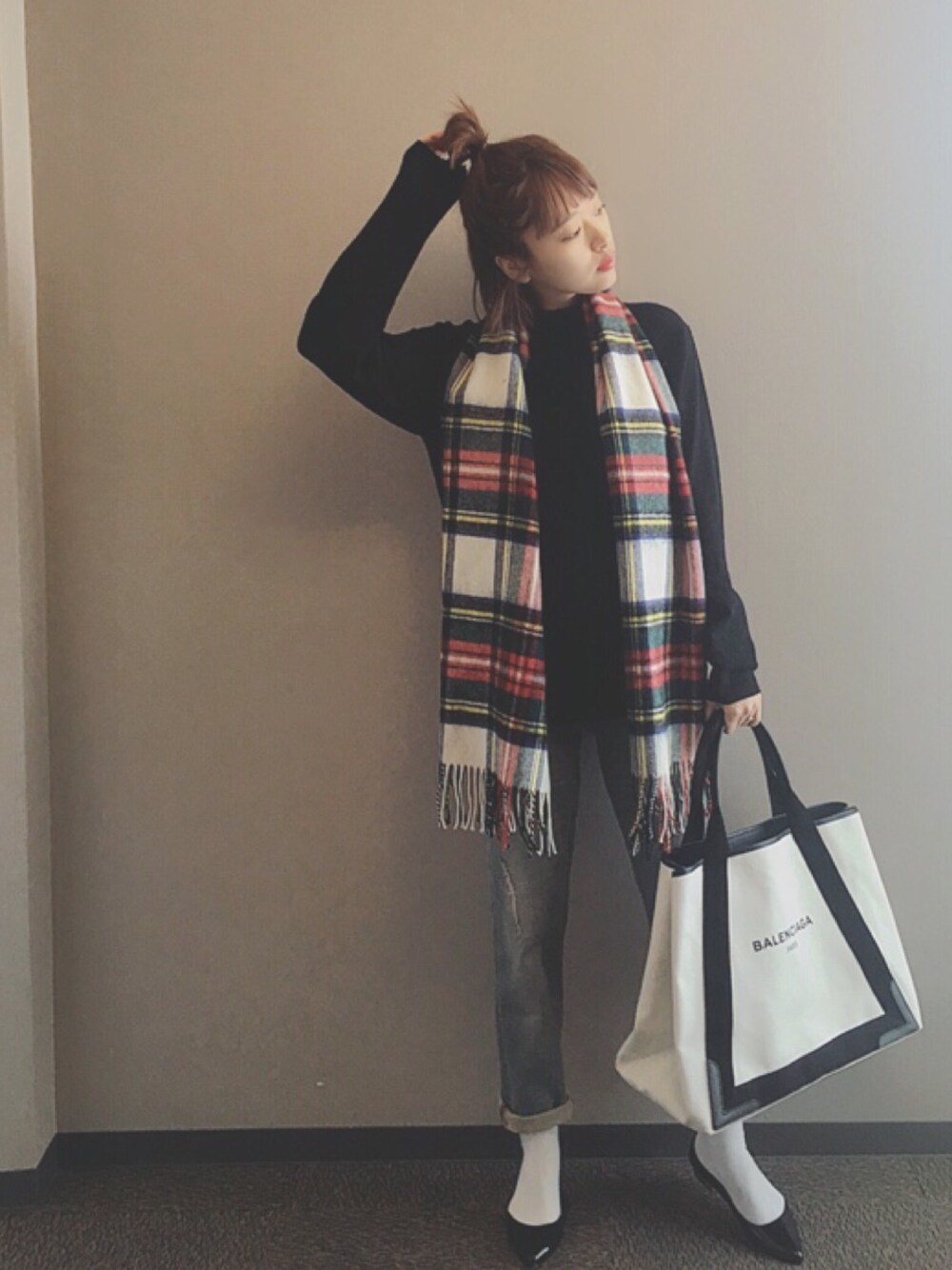 「BEAUTY&YOUTH UNITED ARROWSのBB GLEN LAMBS CHK MF09（マフラー、ホワイト系）」を使った、近藤千尋さん（レディース・160cm）の冬コーディネートの1枚目の写真