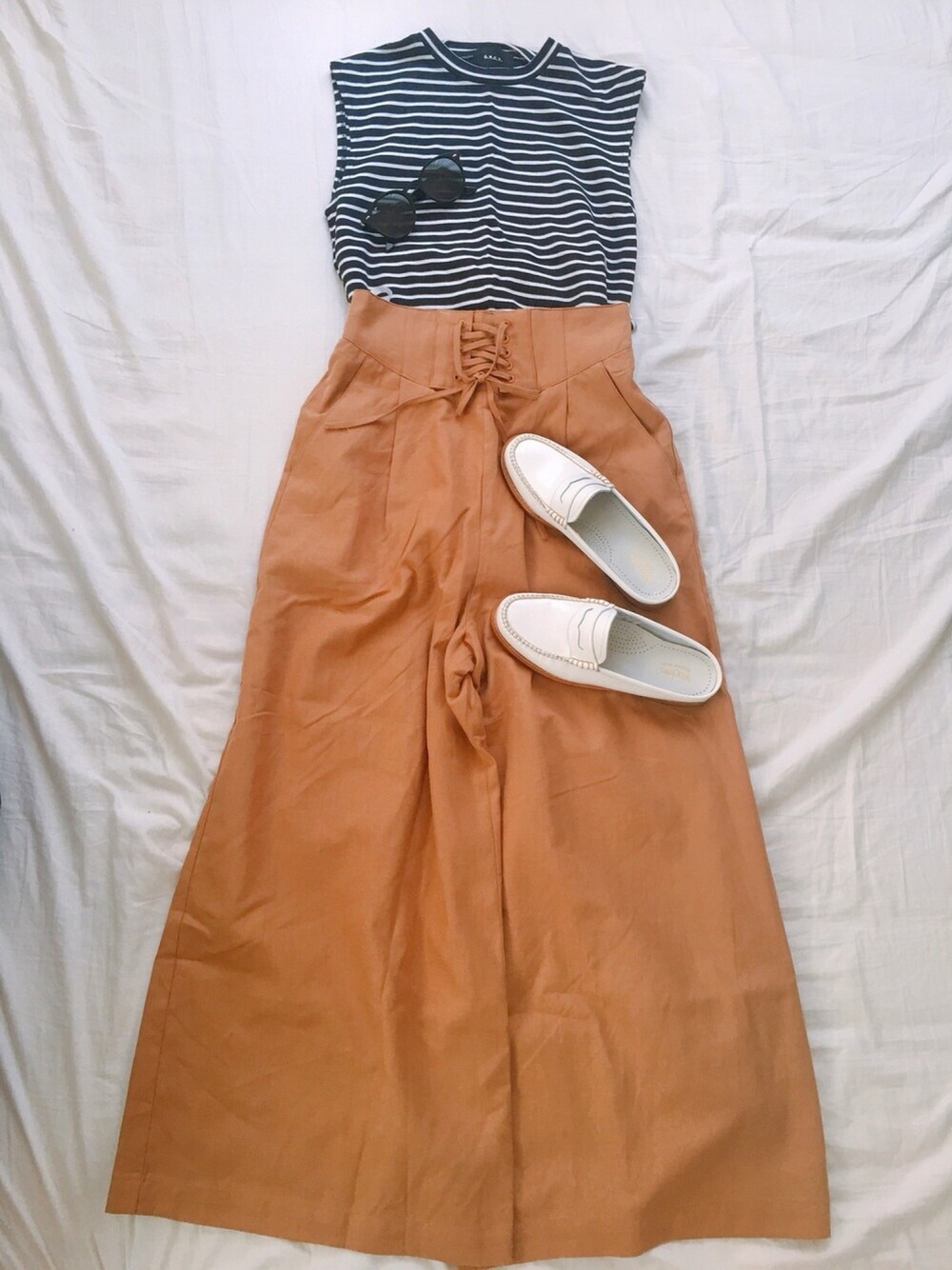 ホワイト系のローファー、ブラック系のTシャツ/カットソー、ブラウン系のその他パンツを着用したレディースの春コーディネートの1枚目の写真