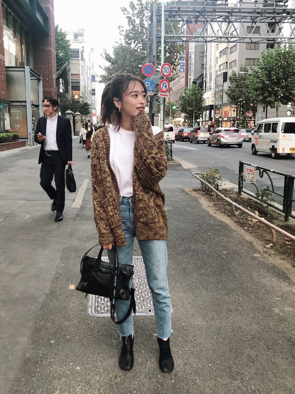 【タイムレス×アーバン】BALENCIAGA ハンドバッグ 大人コーデ おすず｜BALENCIAGAのトートバッグを使ったコーディネート - WEAR