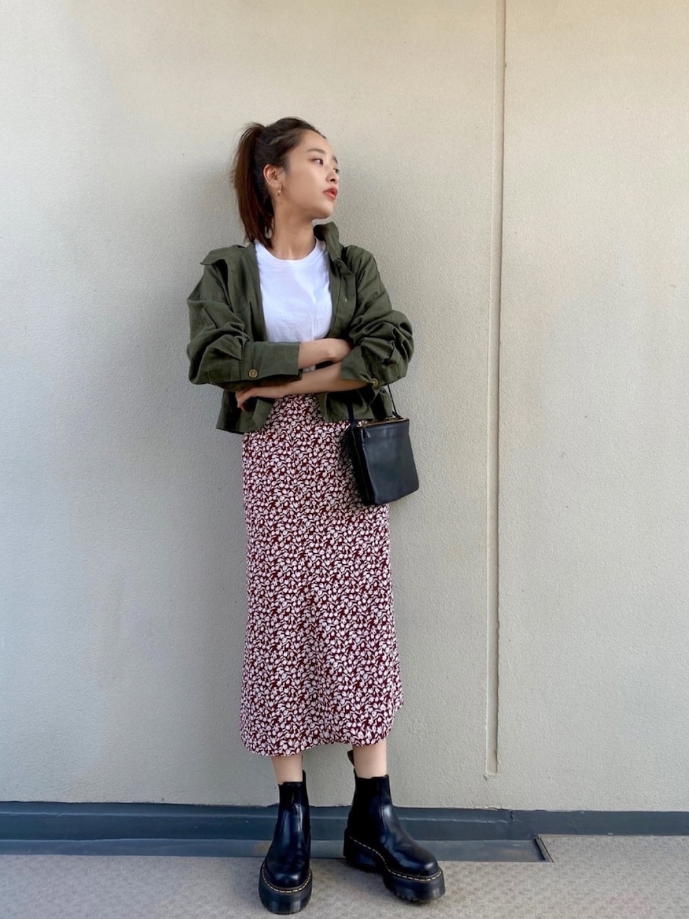 「シンプルコーデ、スカート、カジュアルコーデ、マーチン、ドクターマーチン」｜「HANESのHanes/ヘインズ Bigsize Beefy Long Sleeve Tee（Tシャツ/カットソー、ホワイト系）」を使った、近藤千尋さん（レディース・160cm）の春コーディネートの1枚目の写真