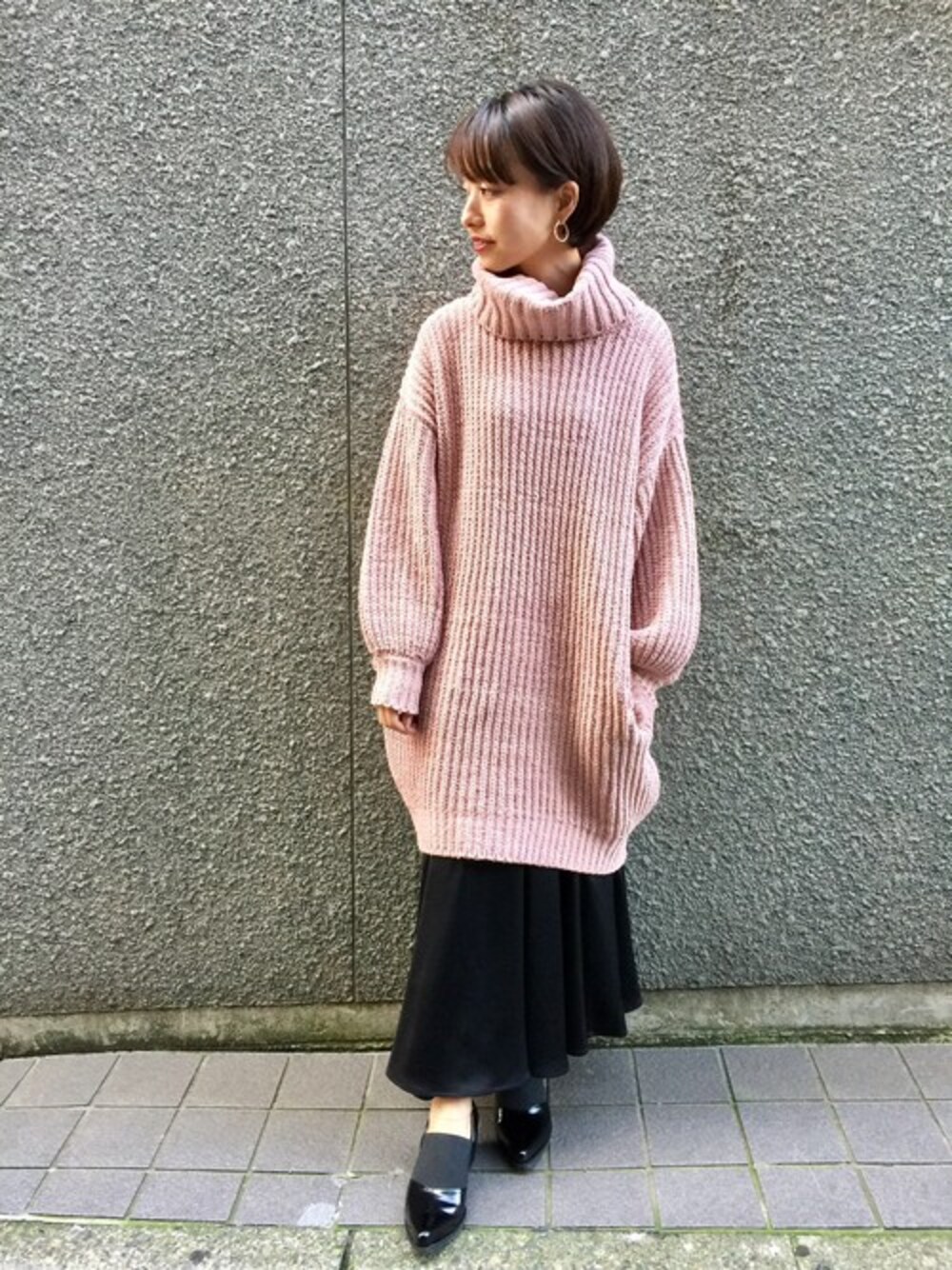 「ブラック、ピンク、秋のコーデ、JEANASiS、ニットワンピース、ジーナシス、タートルネック、ロングスカート、ポインテッドトゥ、モールニット」｜「JEANASISの【WEB限定】モールタートルニットワンピース/806355（ワンピース、ピンク系）」を使った、JEANASIS　mkさん（レディース・155cm）の夏コーディネートの1枚目の写真