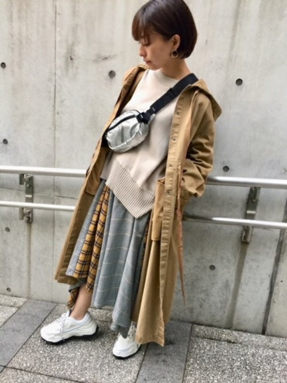 「チェック、コート、ニット、ミリタリー、カジュアル、JEANASiS、ジーナシス、オーバーサイズ、スニーカーコーデ、ロングスカート」｜「JEANASISの【WEB限定】2WAYミリタリーフードコート/806352（モッズコート、ベージュ系）」を使った、JEANASIS　mkさん（レディース・155cm）の秋コーディネートの1枚目の写真