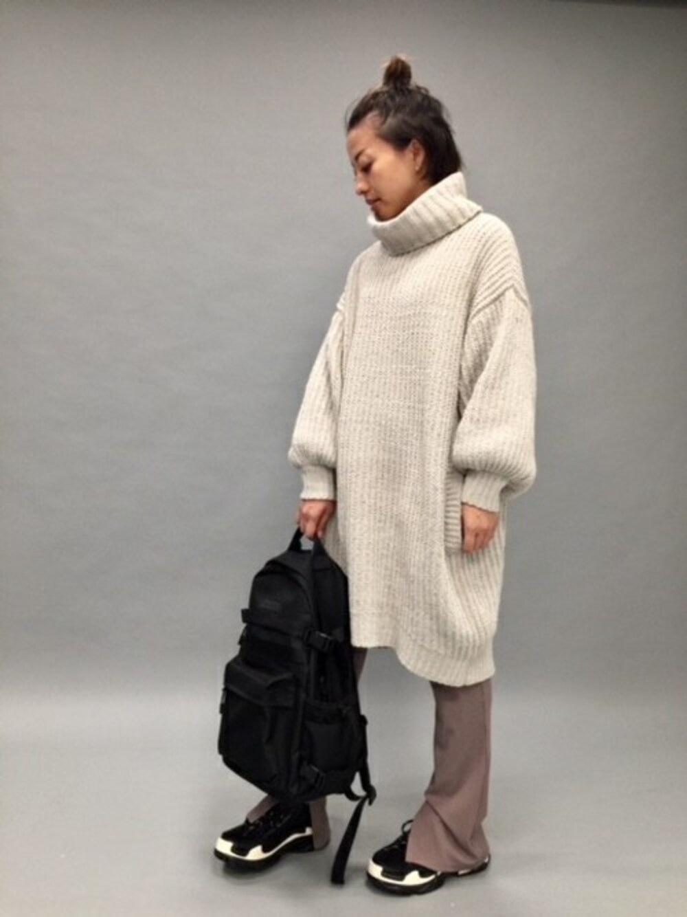 「バックパック、リブパンツ、JEANASiS、レギンス、冬コーデ、ニットワンピース、ジーナシス、タートルネック、ライトグレー、カジュアルコーデ」｜「JEANASISの【WEB限定】モールタートルニットワンピース/806355（ワンピース、グレー系）」を使った、JEANASIS　mkさん（レディース・155cm）の秋コーディネートの1枚目の写真
