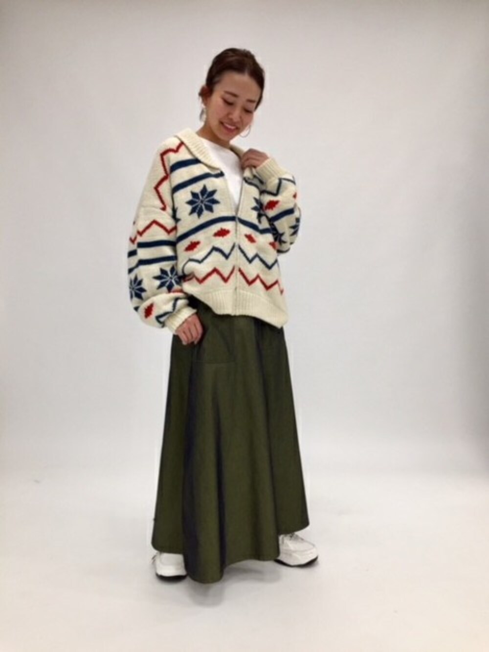 「スニーカー、ニット、秋のコーデ、JEANASiS、ジーナシス、大人カジュアル、カーキ、カウチン、ロングスカート、ダッドスニーカー」｜「JEANASISの【WEB限定】カウチンジップカーディガン/813792（その他アウター、ホワイト系）」を使った、JEANASIS　mkさん（レディース・155cm）の秋コーディネートの1枚目の写真