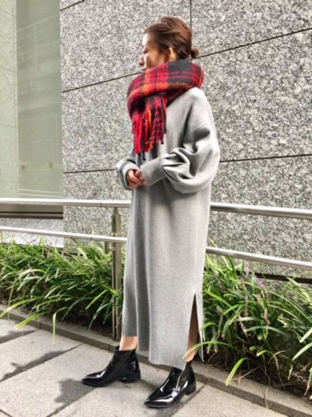 「ニット、ビッグシルエット、ブーツ、シンプル、JEANASiS、チェックストール、ニットワンピース、ジーナシス、ゆるコーデ」｜「JEANASISのWフェイスハイネックスリットワンピース/811913（ワンピース、グレー系）」を使った、JEANASIS　mkさん（レディース・155cm）の秋コーディネートの1枚目の写真