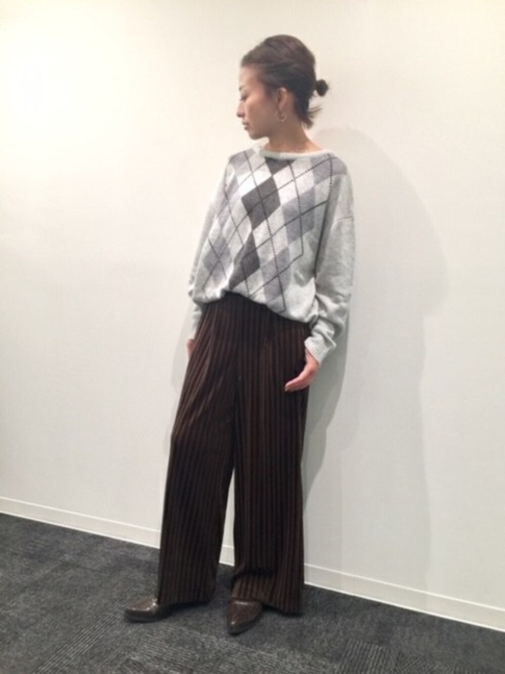 「ニット、ブラウス、ブーティ、秋のコーデ、JEANASiS、ジーナシス、ベロア、パンツスタイル、アーガイル柄」｜「JEANASISのアソートベロアストレートパンツ/815156（その他パンツ、ブラウン系）」を使った、JEANASIS　mkさん（レディース・155cm）の秋コーディネートの1枚目の写真