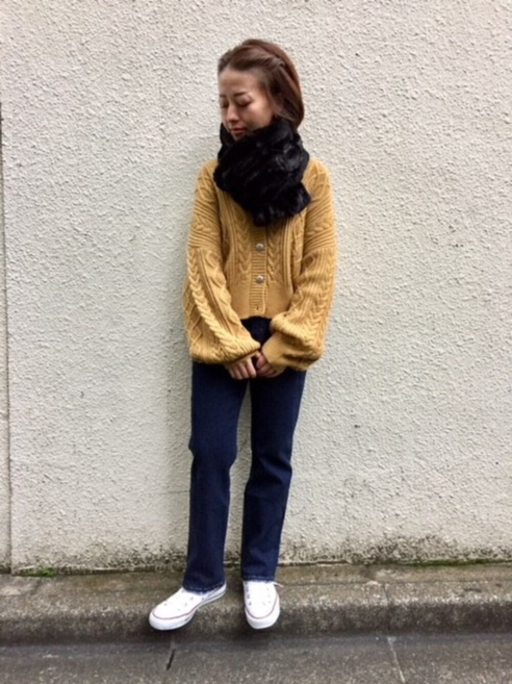 「カーディガン、スニーカー、カジュアル、ニットカーディガン、秋のコーデ、converse、JEANASiS、ケーブルニット、ジーナシス、デニムパンツ」｜「JEANASISの5Gケーブルショートカーディガン/816029（カーディガン/ボレロ、イエロー系）」を使った、JEANASIS　mkさん（レディース・155cm）の秋コーディネートの1枚目の写真