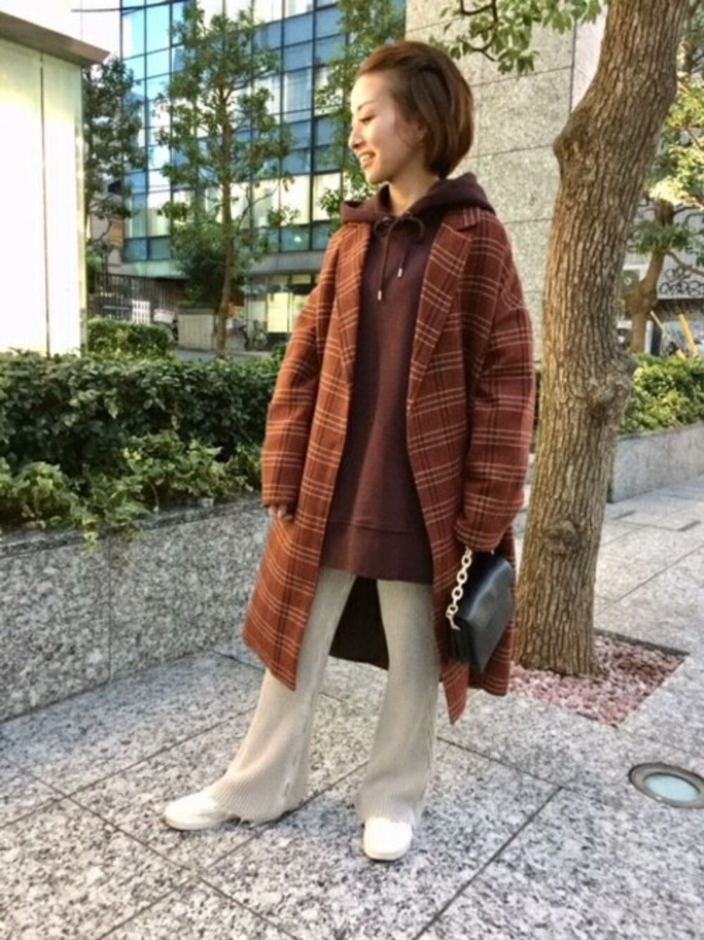 「チェック、チェスターコート、パーカー、JEANASiS、ジーナシス、ブラウン、ニットパンツ、チェーンバッグ、チェックコート、フーディー」｜「JEANASISのUSED BIGフーディ/815671（パーカー、ブラウン系）」を使った、JEANASIS　mkさん（レディース・155cm）の秋コーディネートの1枚目の写真
