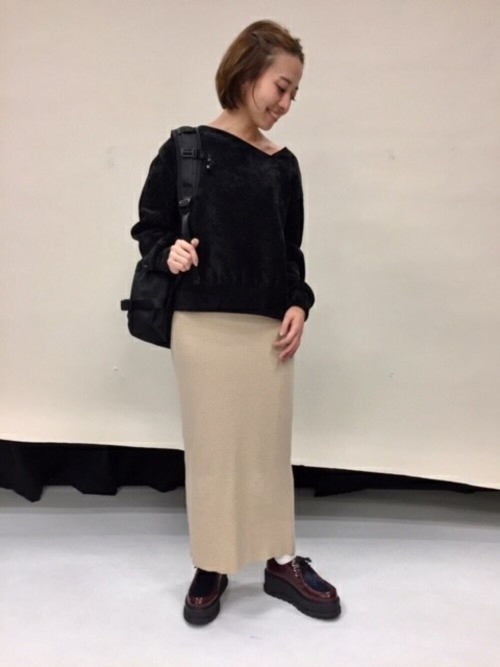 「タイトスカート、ニット、バックパック、ペンシルスカート、秋のコーデ、JEANASiS、ジーナシス、厚底シューズ、チロリアン、デザイントップス」｜「JEANASISのハニカムペンシルスカート/816975（スカート、ベージュ系）」を使った、JEANASIS　mkさん（レディース・155cm）の秋コーディネートの1枚目の写真
