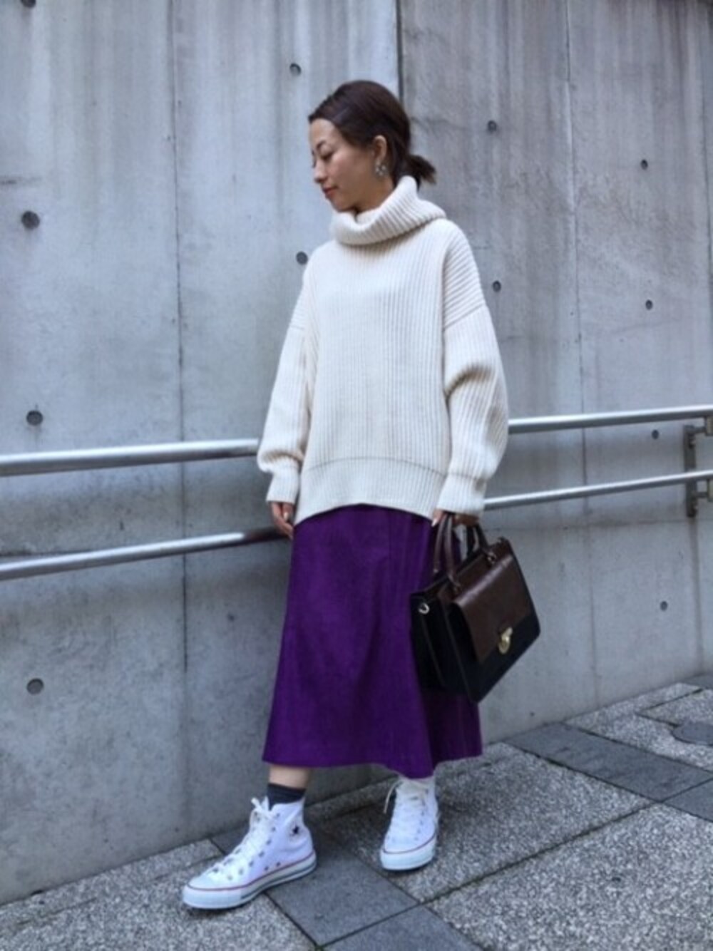 「スニーカー、フレアスカート、カジュアル、converse、JEANASiS、ジーナシス、タートルネック、カラースカート、パープル、ハイカットスニーカー」｜「JEANASISの5Gカタアゼタートルニット/817086（ニット/セーター、ホワイト系）」を使った、JEANASIS　mkさん（レディース・155cm）の秋コーディネートの1枚目の写真